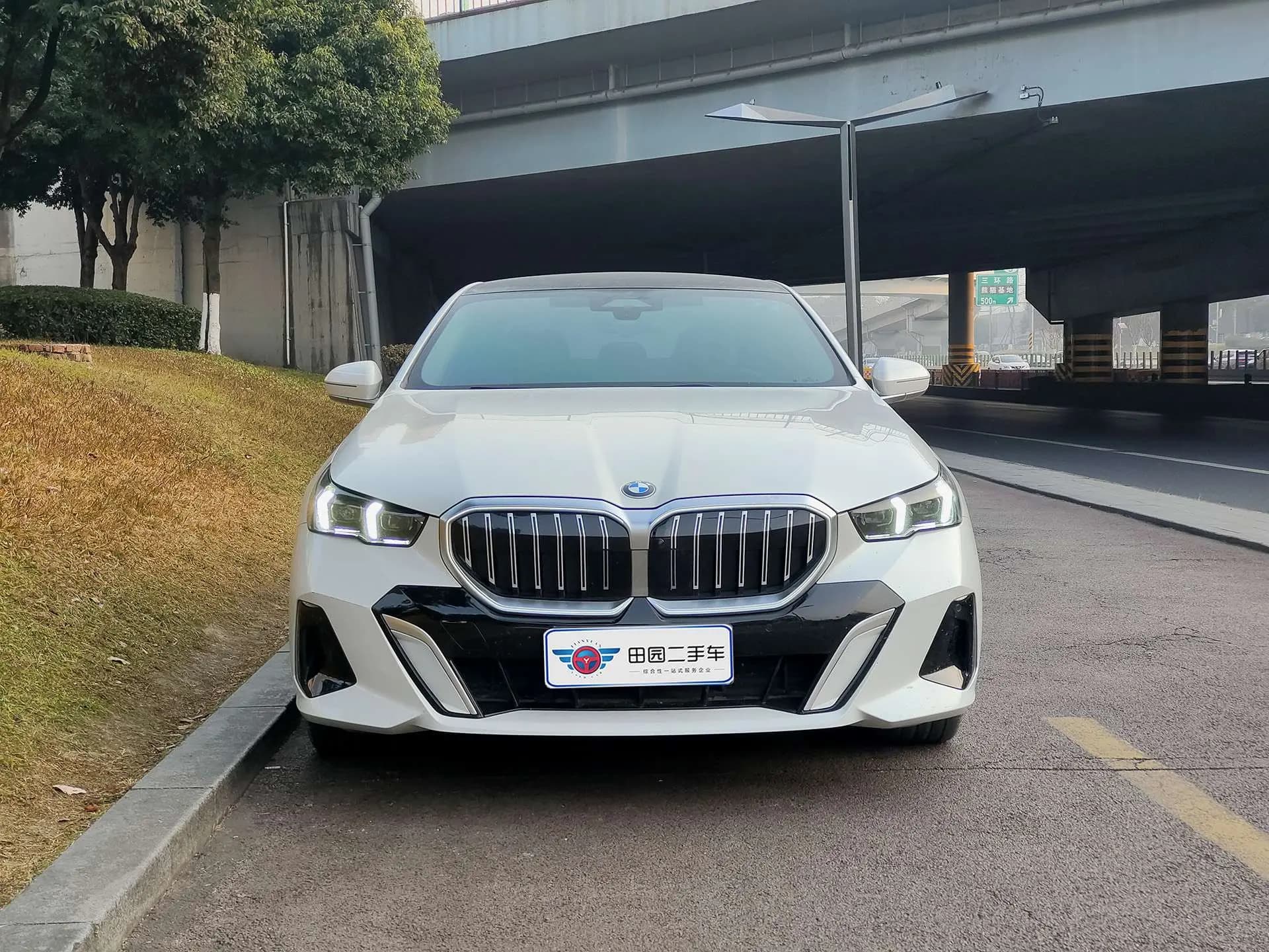 BMW 5 Series 2024 г. 40120 км. — фото 2