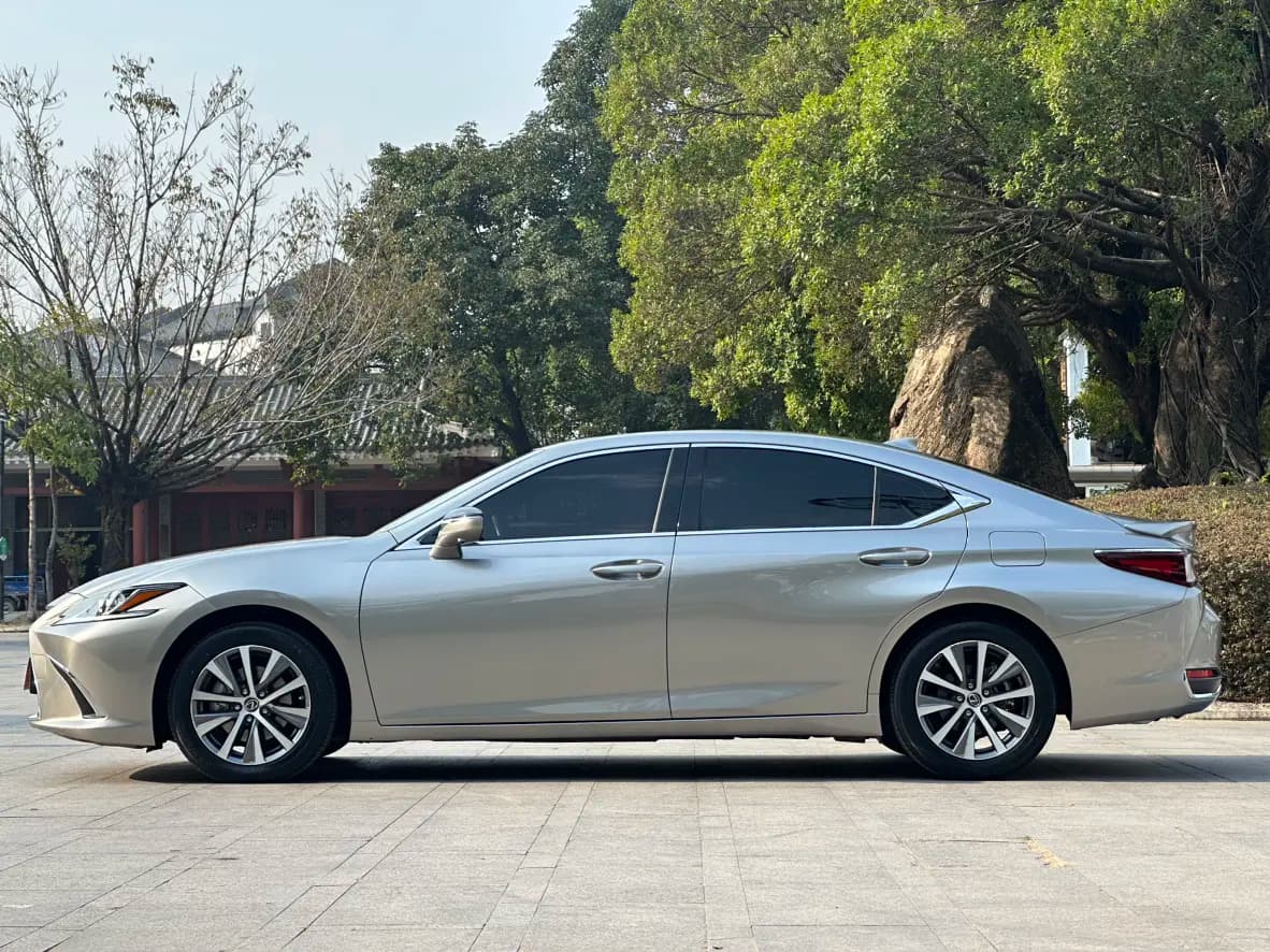Lexus ES 2021 г. 66108 км. — фото 2
