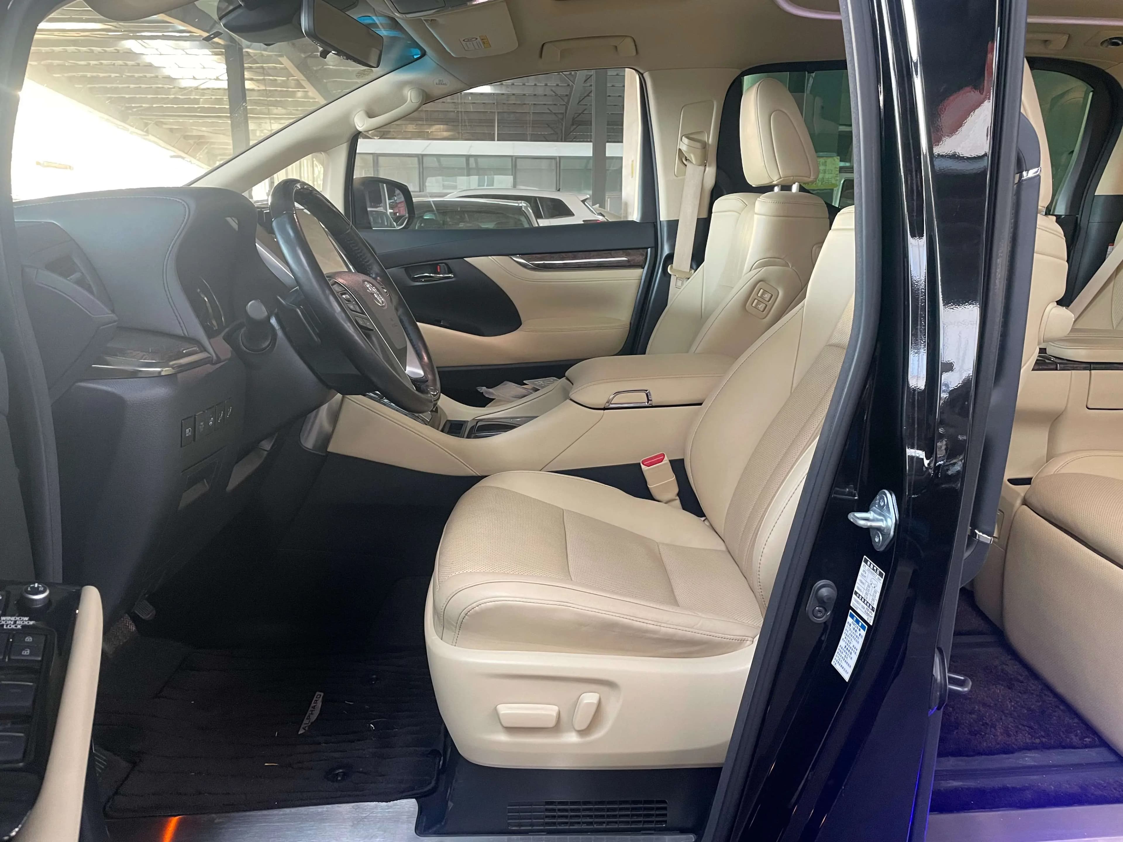 Toyota Alphard 2022 г. 68006 км. — фото 12