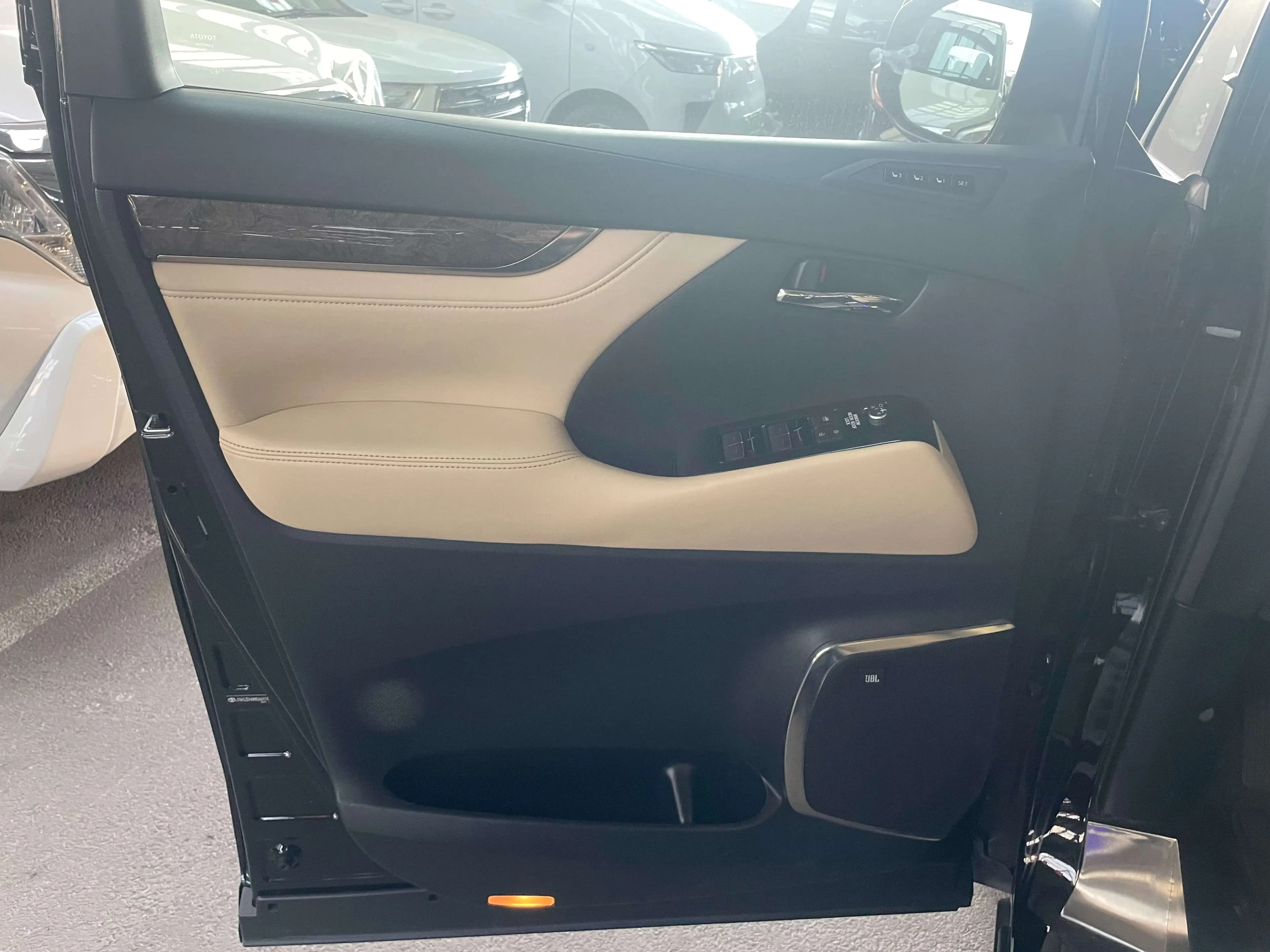 Toyota Alphard 2022 г. 68006 км. — фото 14
