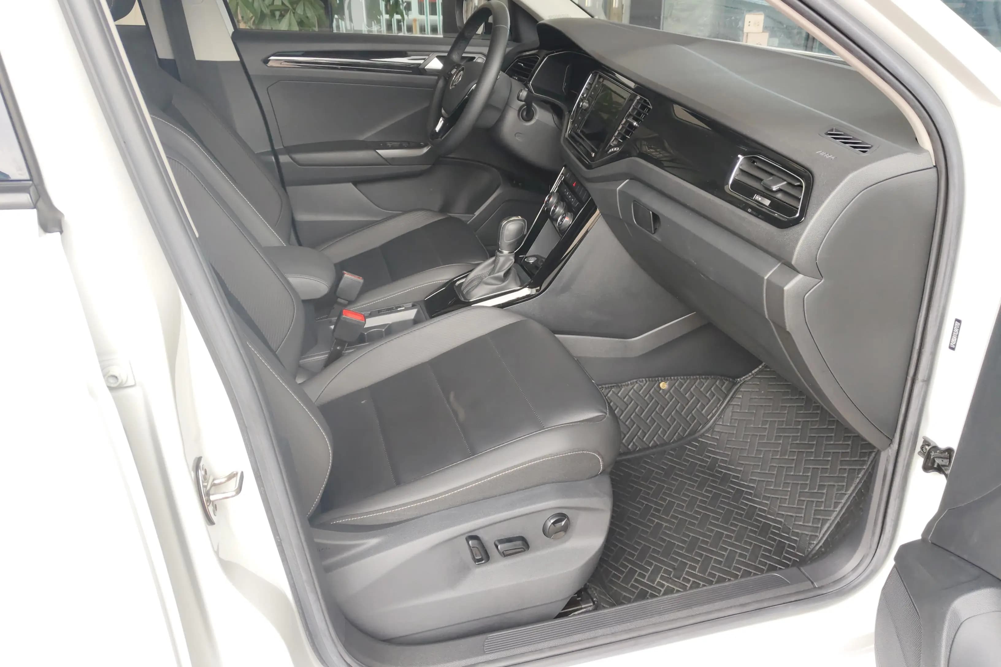 Volkswagen T-Roc 2021 г. 38912 км. — фото 10