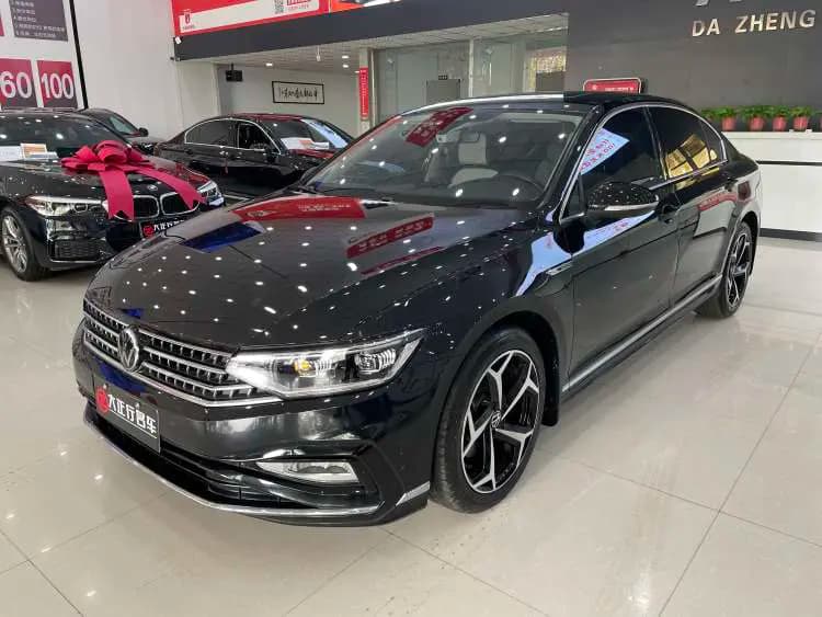 Volkswagen Magotan 2023 г. 33123 км.