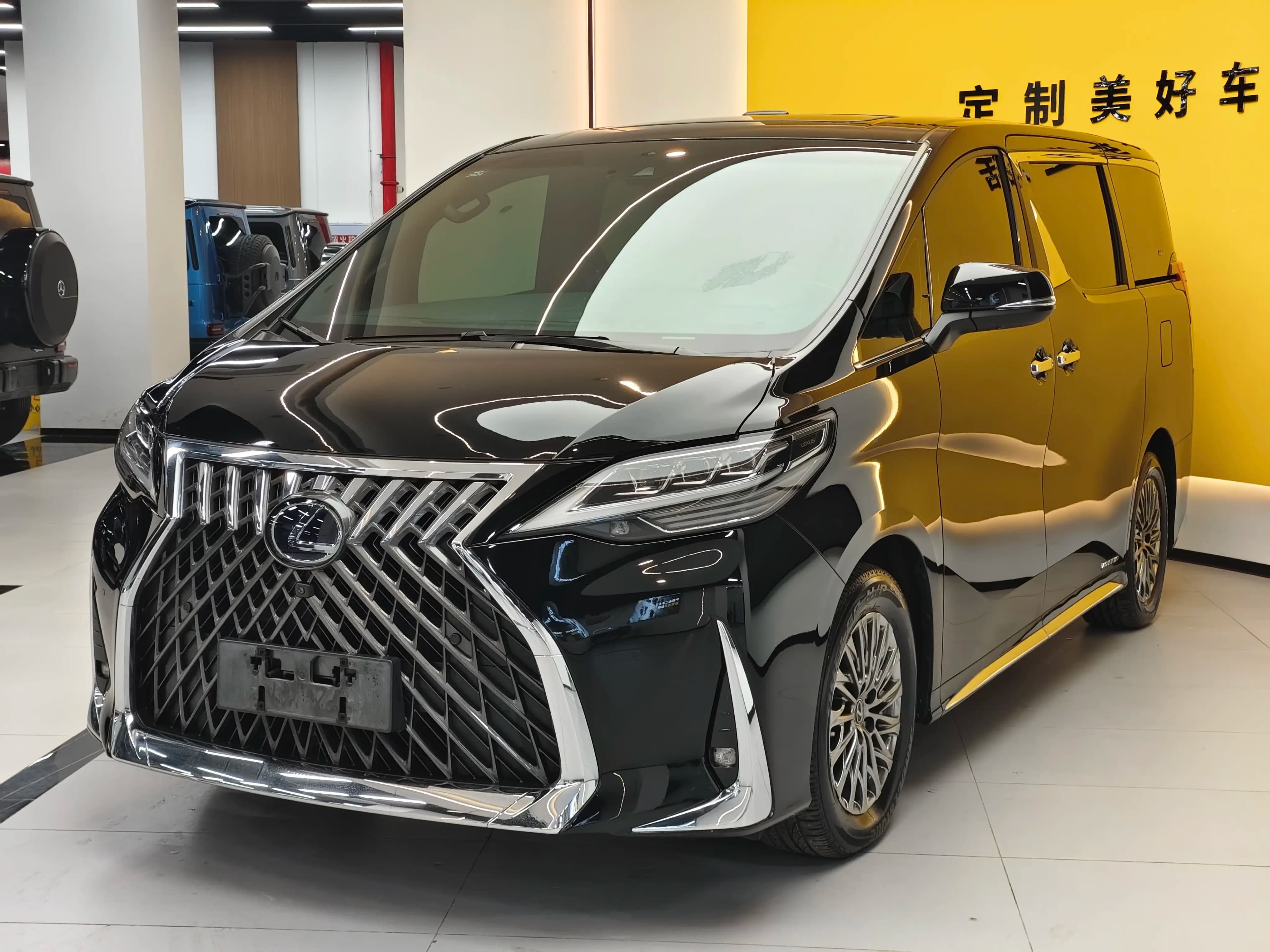 Lexus LM 2022 г. 48095 км.