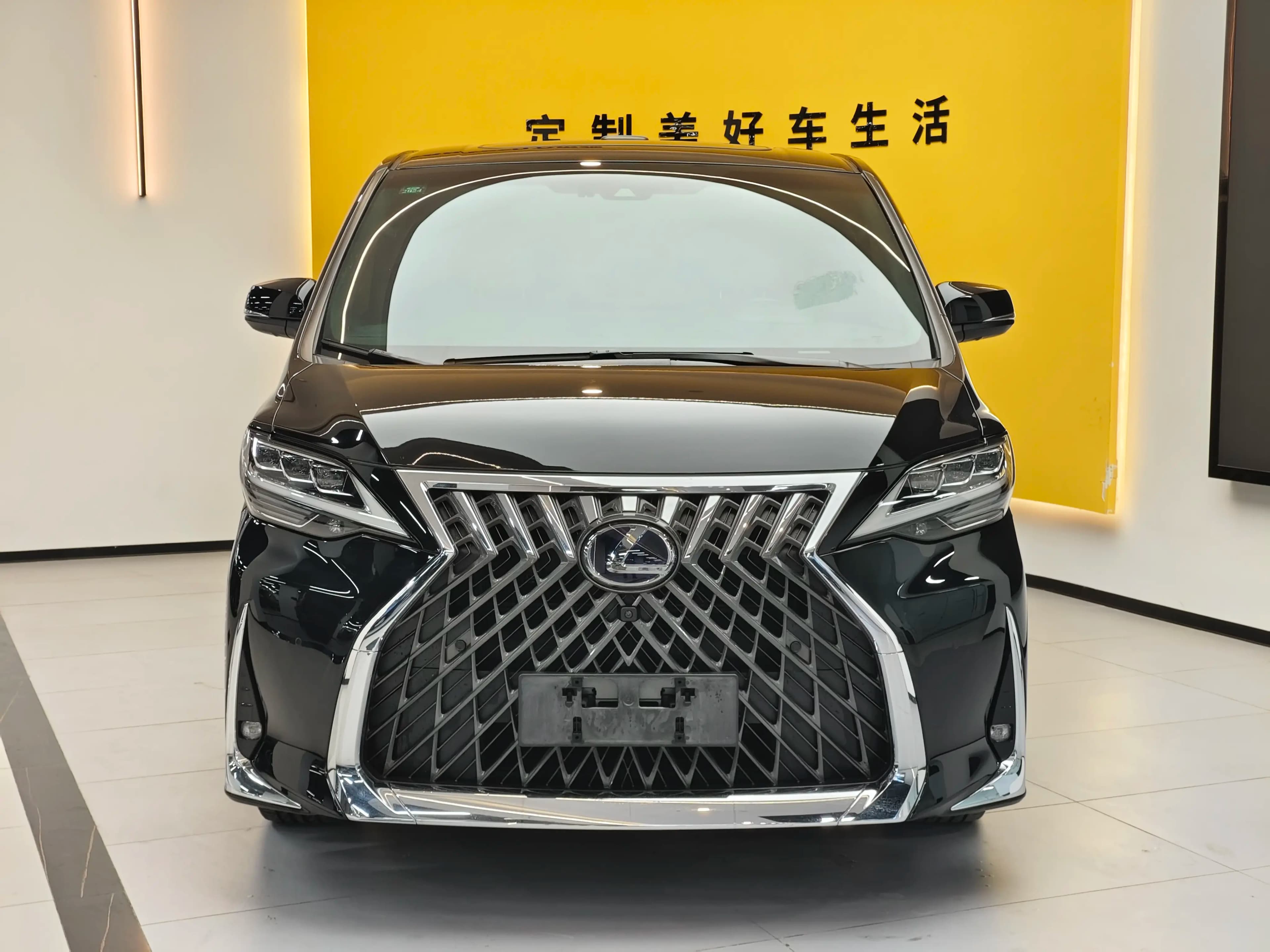 Lexus LM 2022 г. 48095 км. — фото 2