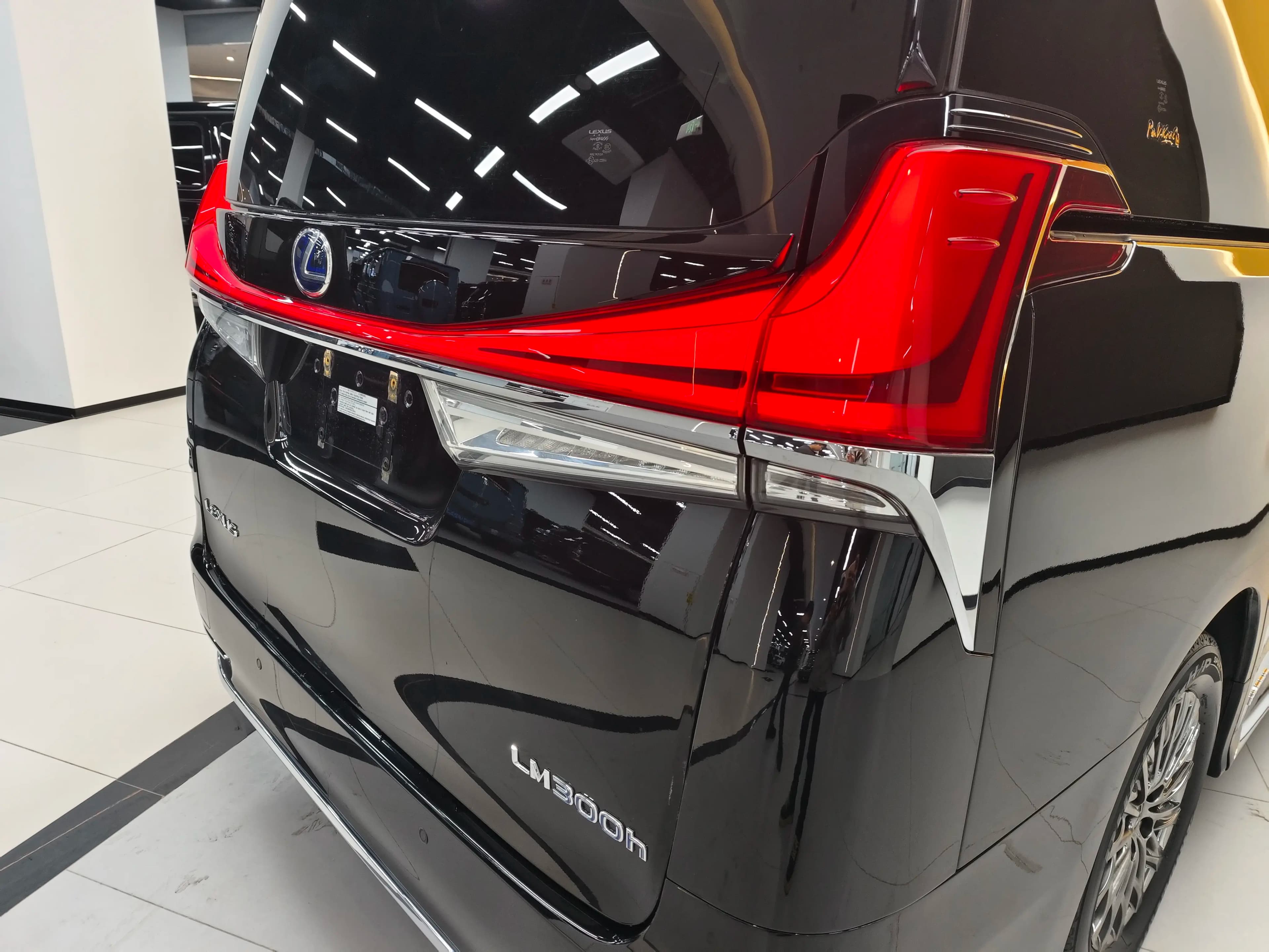 Lexus LM 2022 г. 48095 км. — фото 9