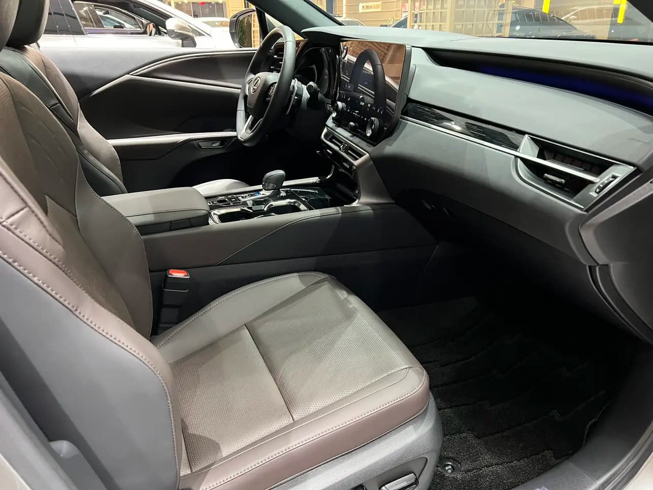 Lexus RX 2023 г. 29043 км. — фото 8