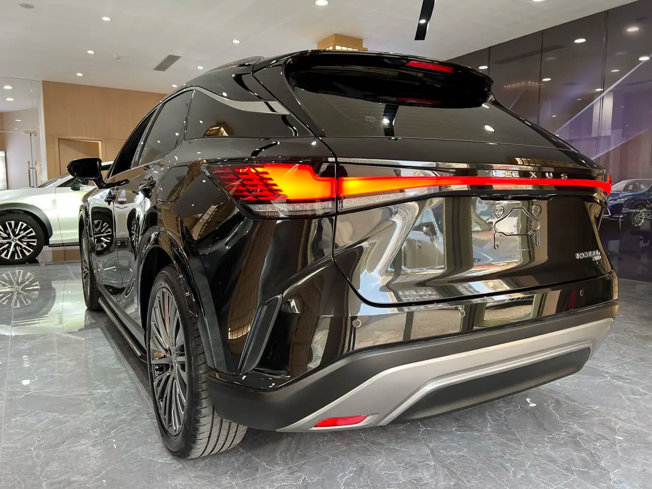 Lexus RX 2024 г. 35040 км. — фото 4