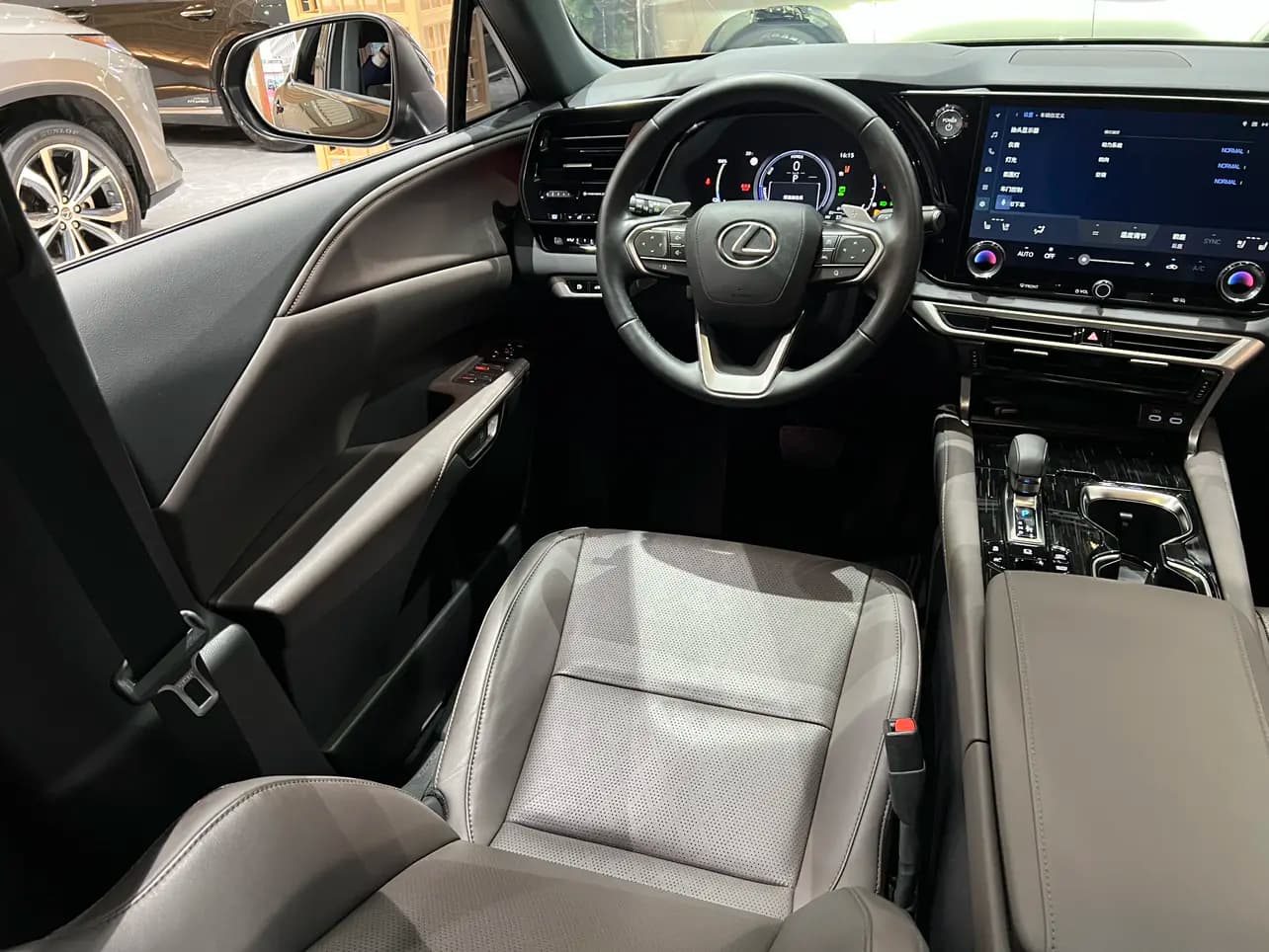 Lexus RX 2024 г. 28033 км. — фото 13