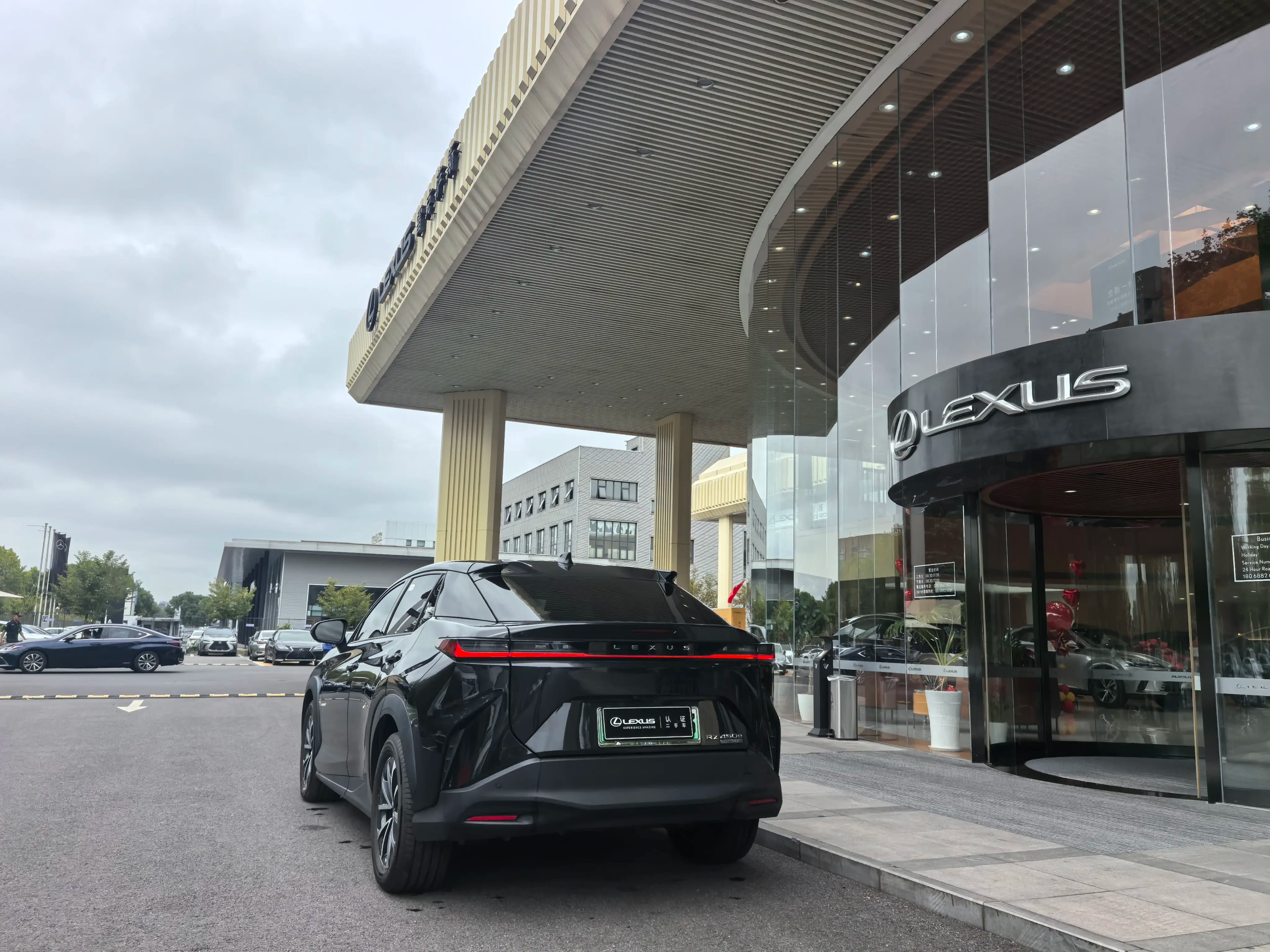 Lexus RZ 2023 г. 9404 км. — фото 2