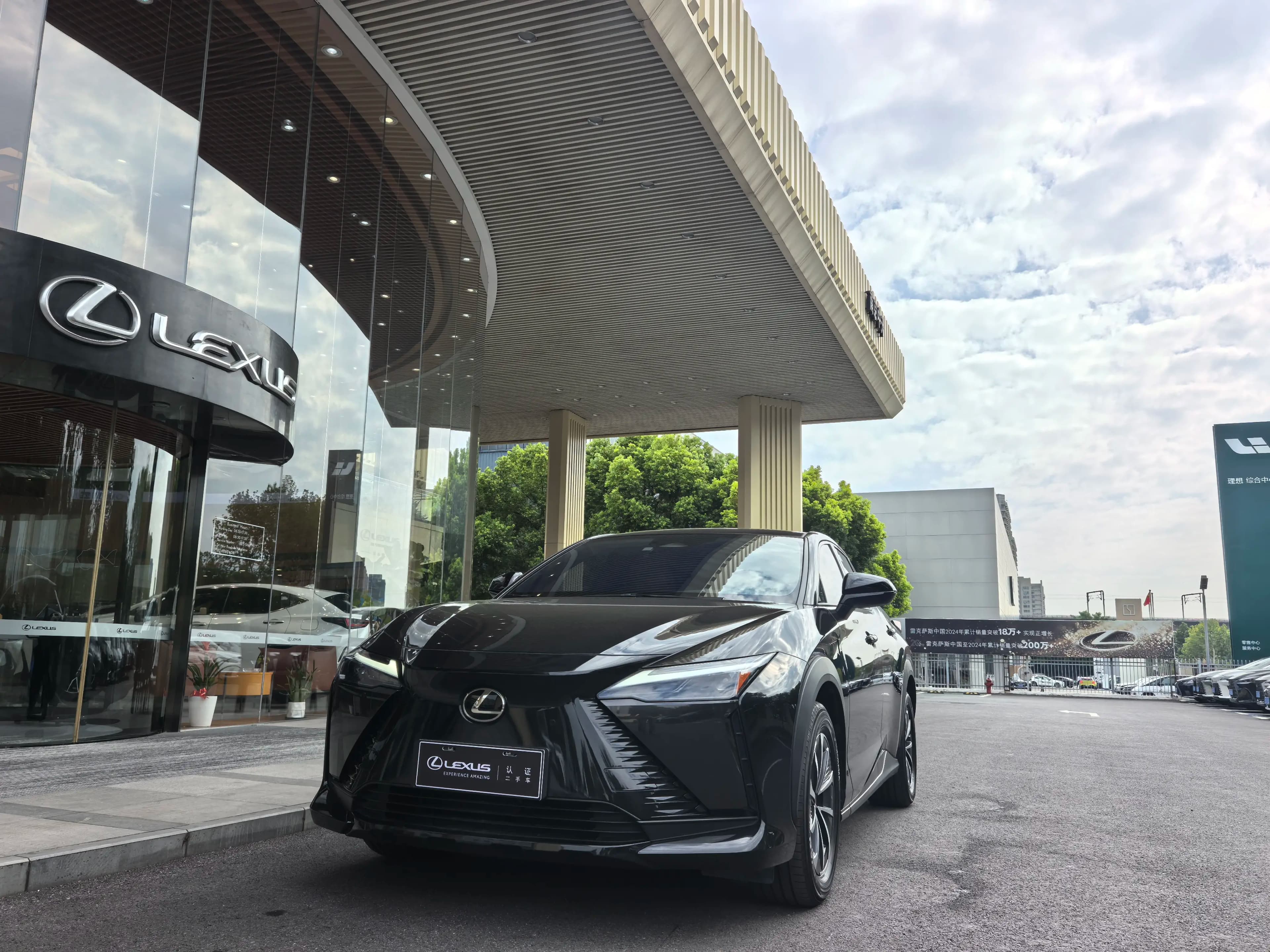 Lexus RZ 2024 г. 17105 км.