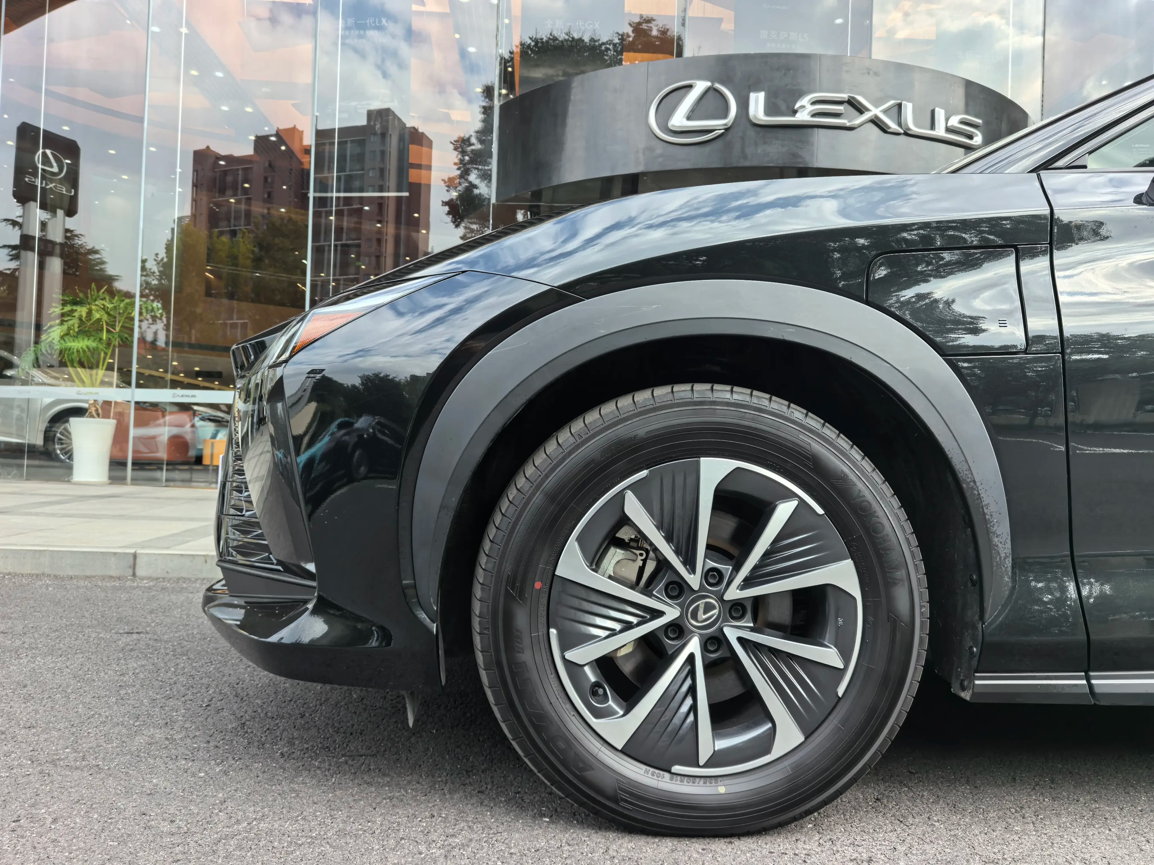 Lexus RZ 2024 г. 17105 км. — фото 8