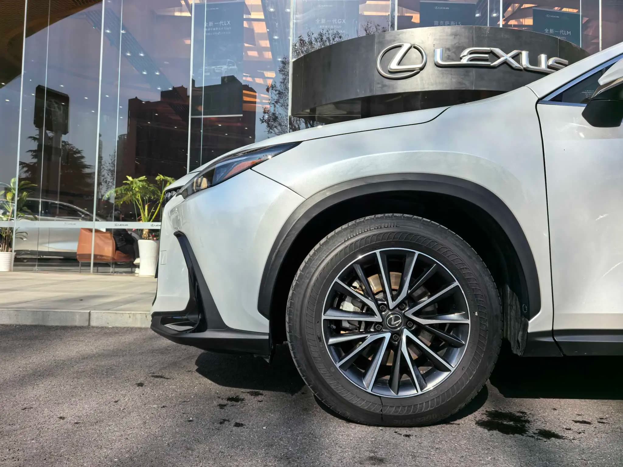 Lexus NX 2023 г. 40020 км. — фото 4