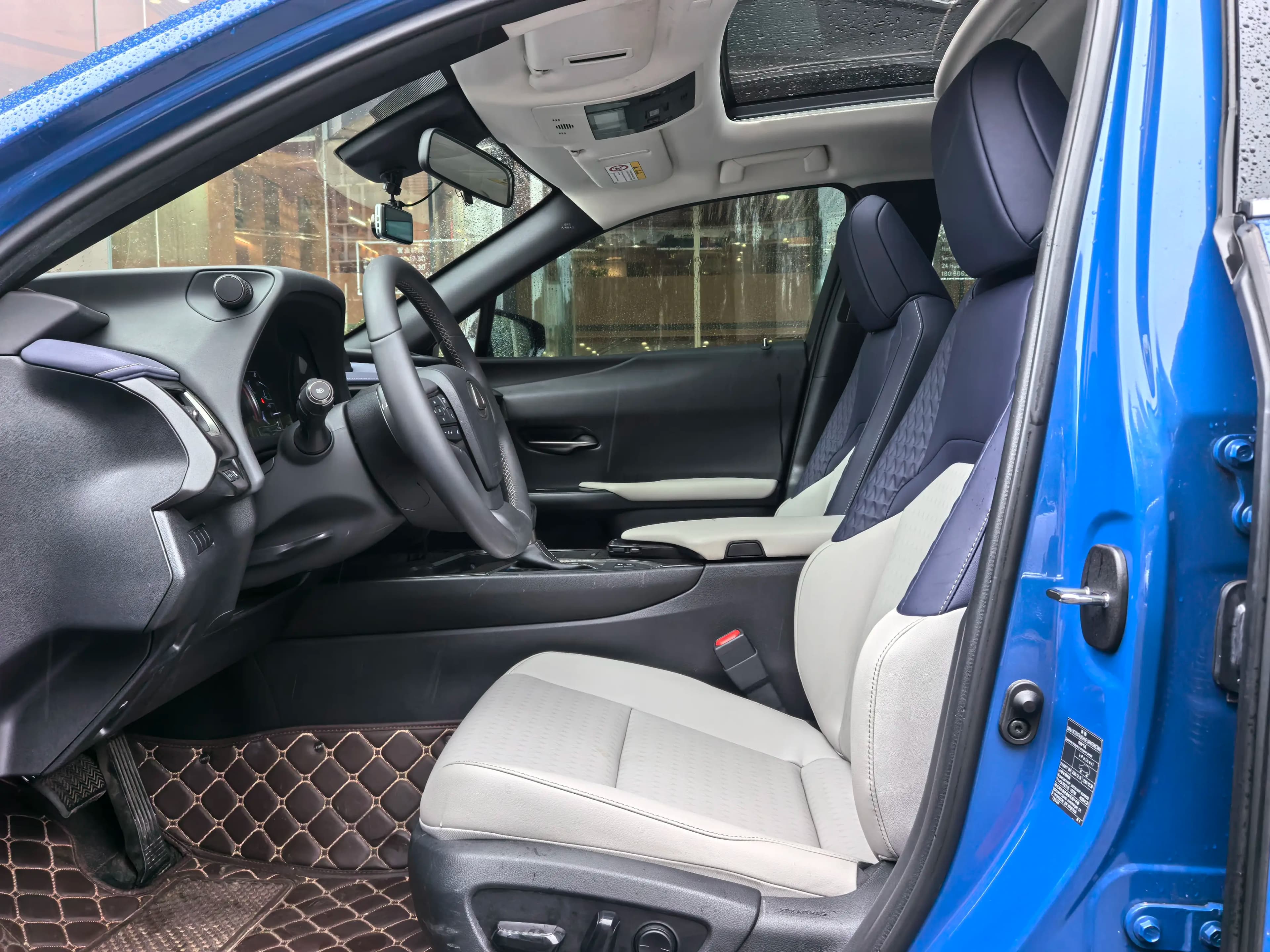 Lexus UX 2021 г. 49120 км. — фото 16