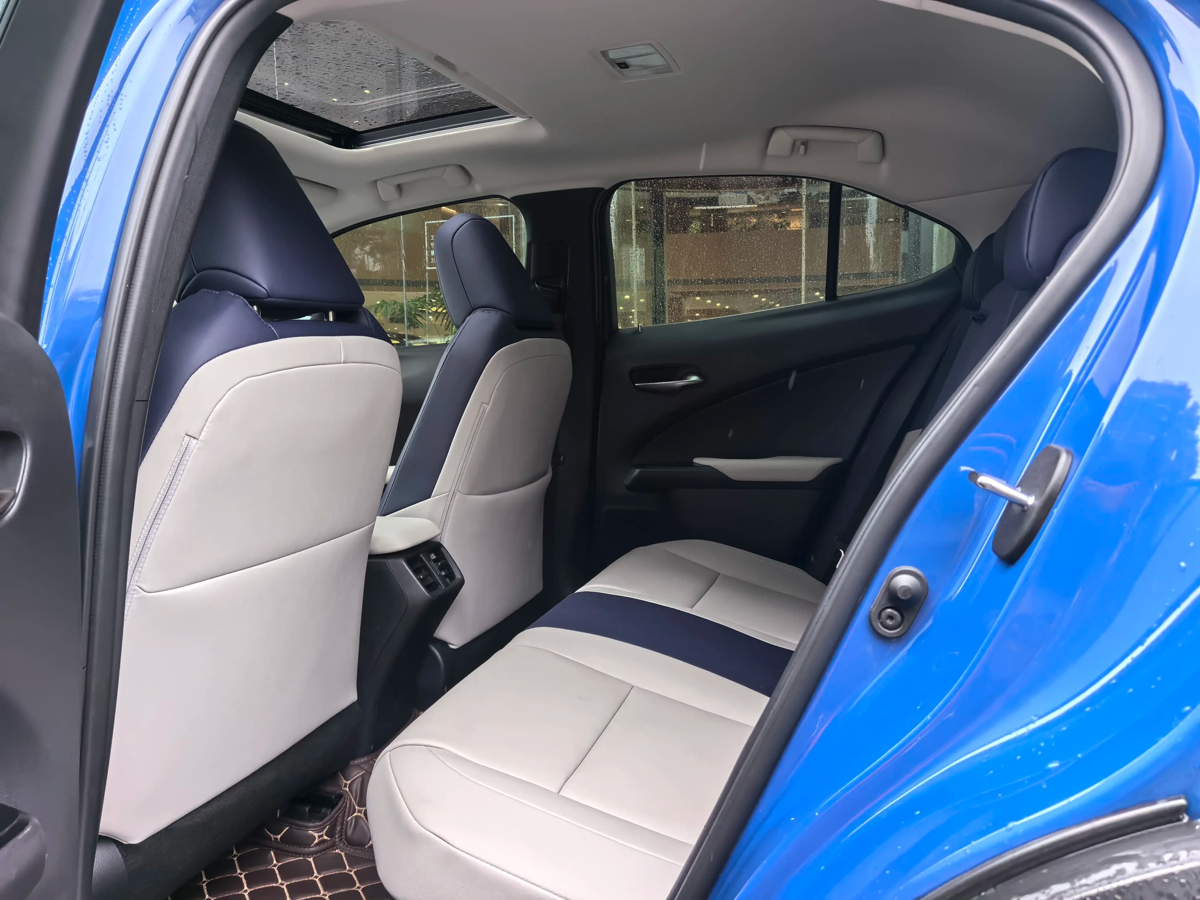 Lexus UX 2021 г. 49120 км. — фото 17
