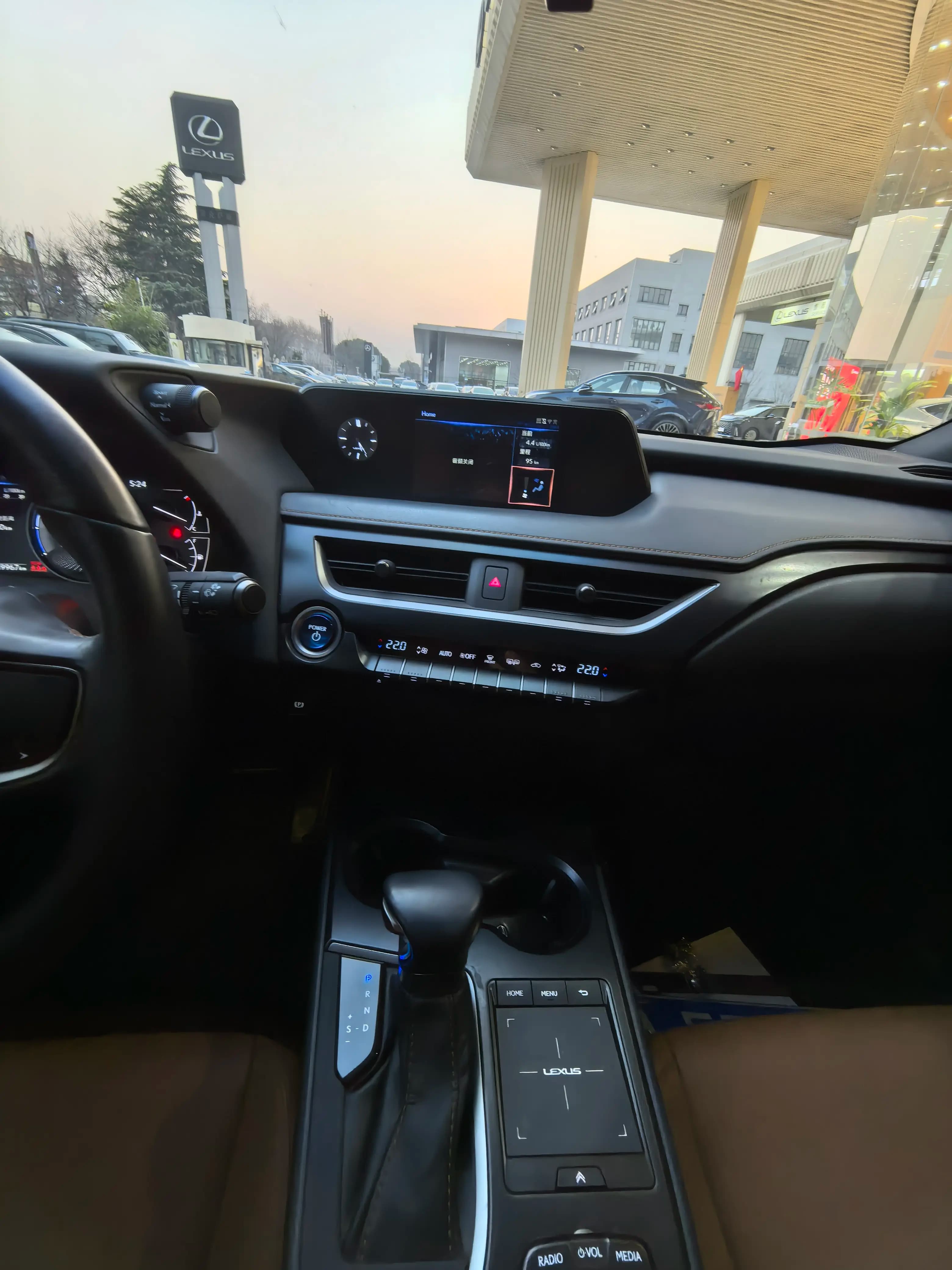 Lexus UX 2022 г. 69121 км. — фото 12