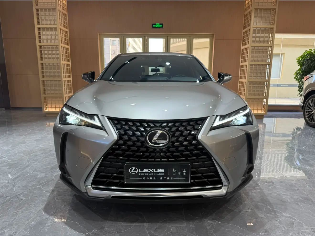 Lexus UX 2024 г. 38122 км. — фото 2