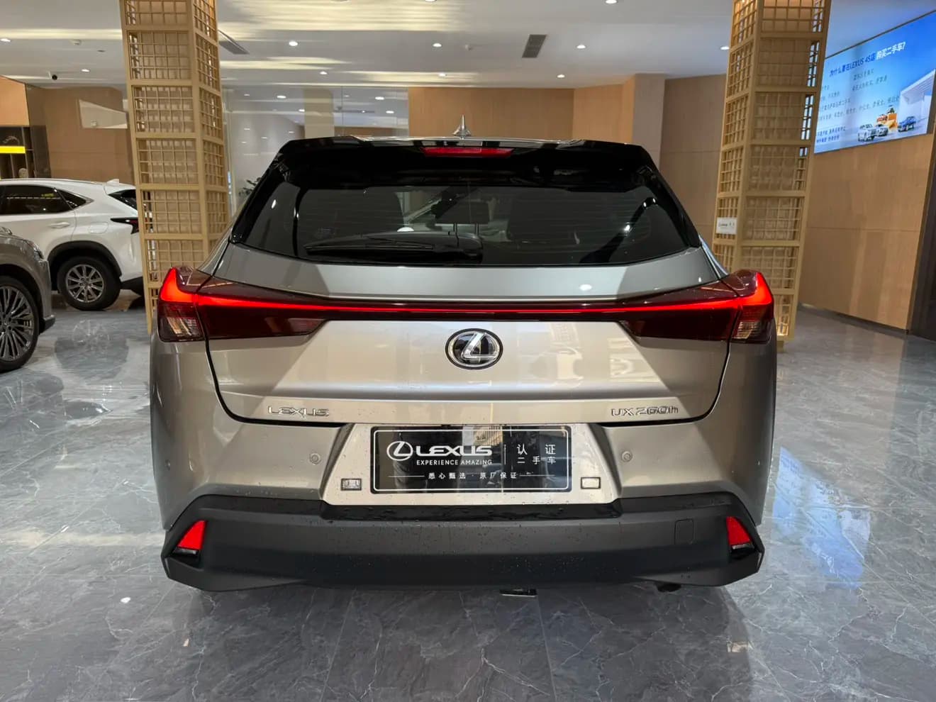 Lexus UX 2024 г. 38122 км. — фото 3