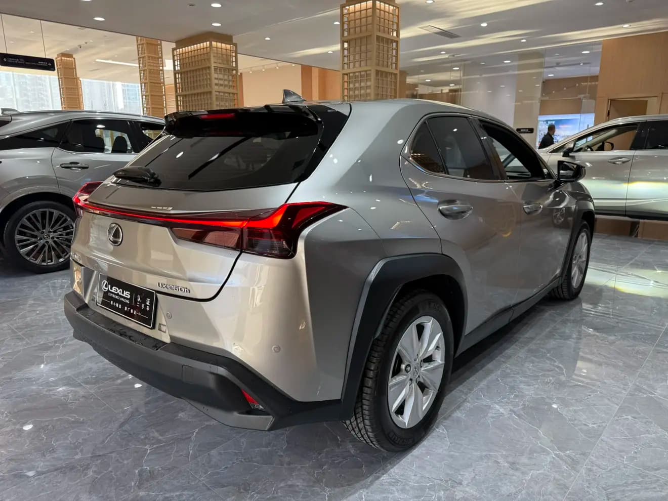 Lexus UX 2024 г. 38122 км. — фото 4