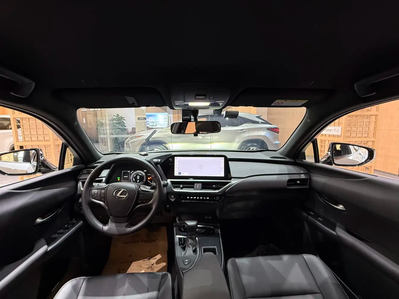 Lexus UX 2024 г. 38122 км. — фото 5