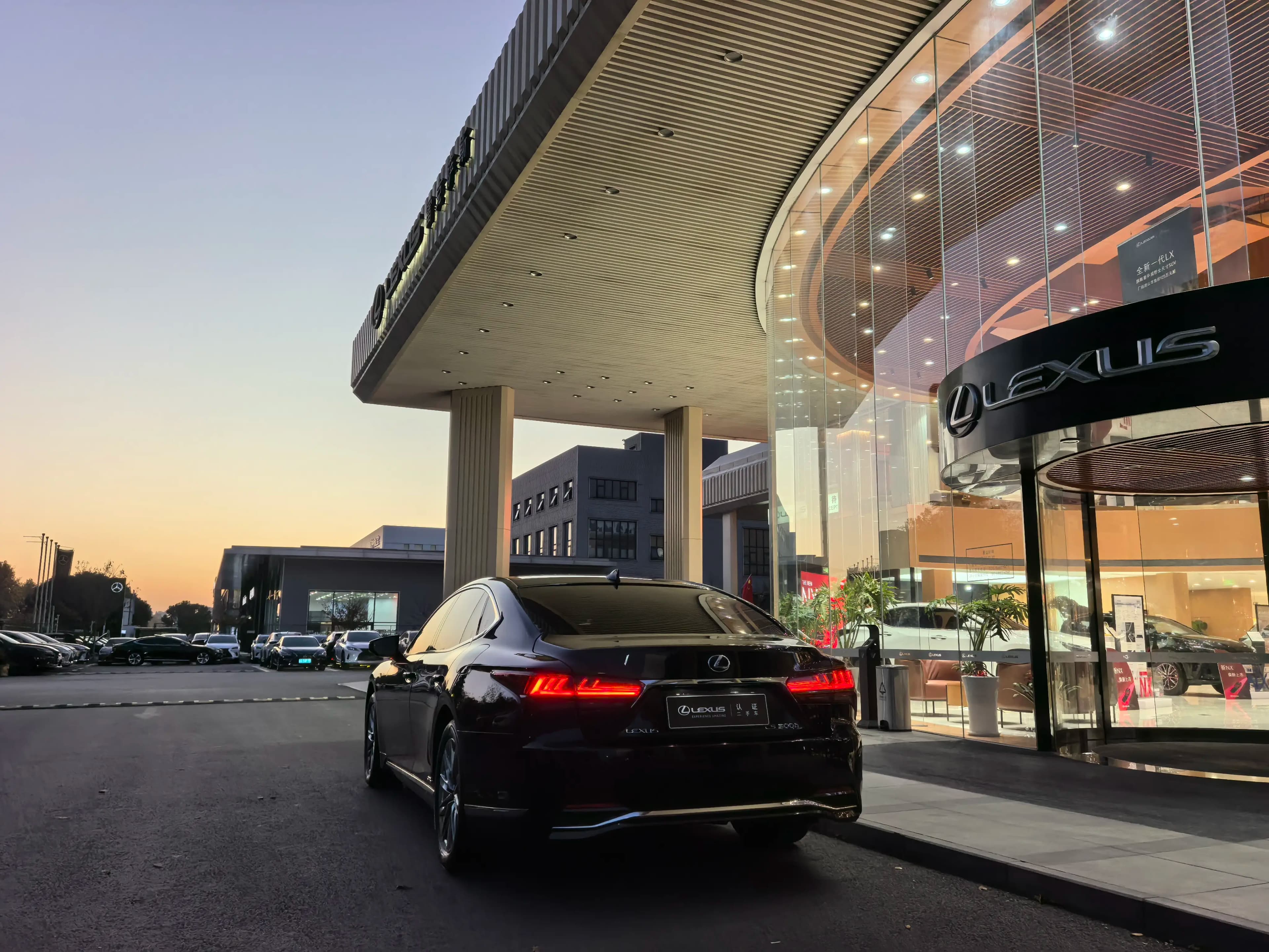 Lexus LS 2022 г. 58060 км. — фото 12