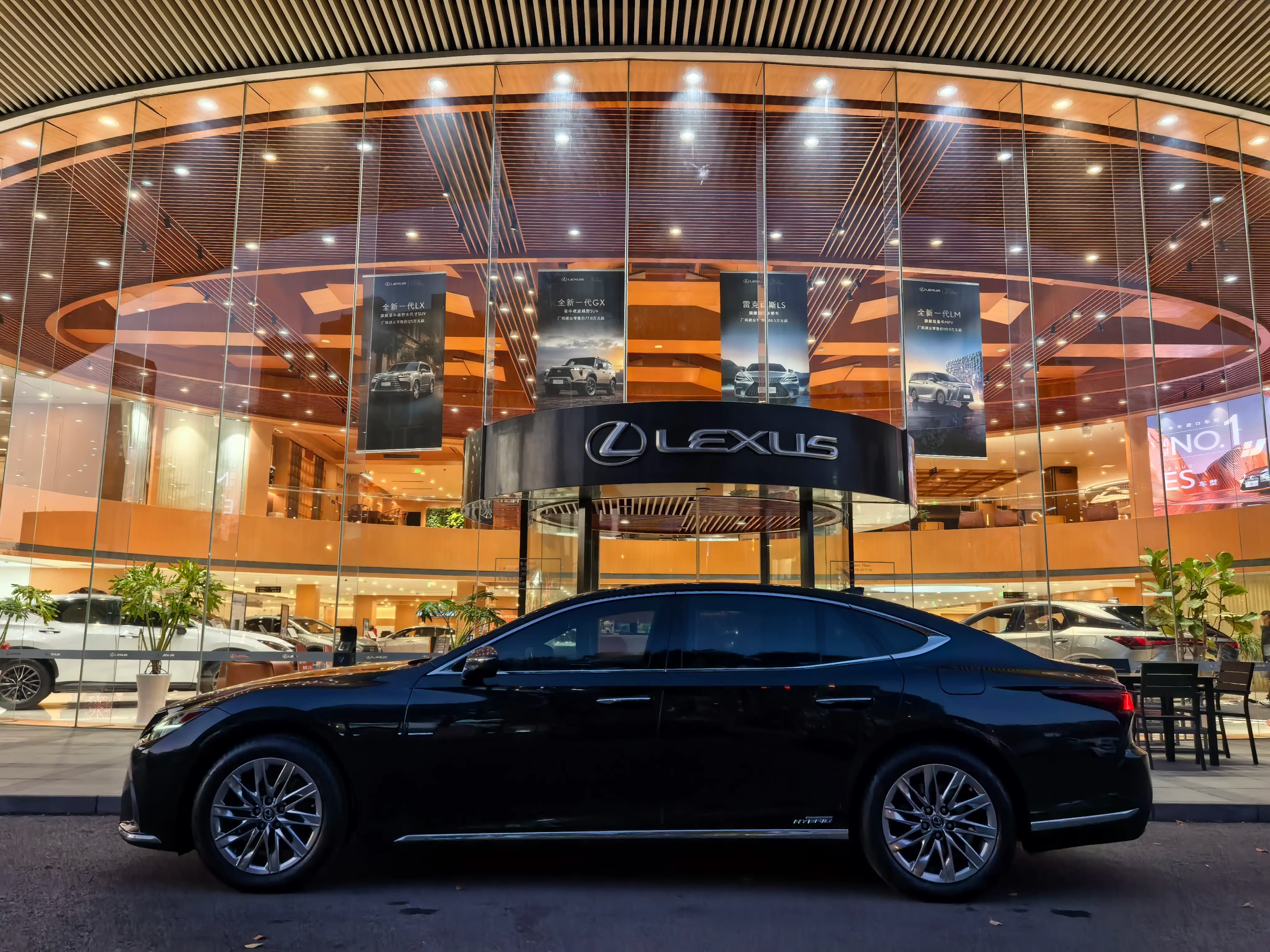 Lexus LS 2022 г. 58060 км. — фото 4