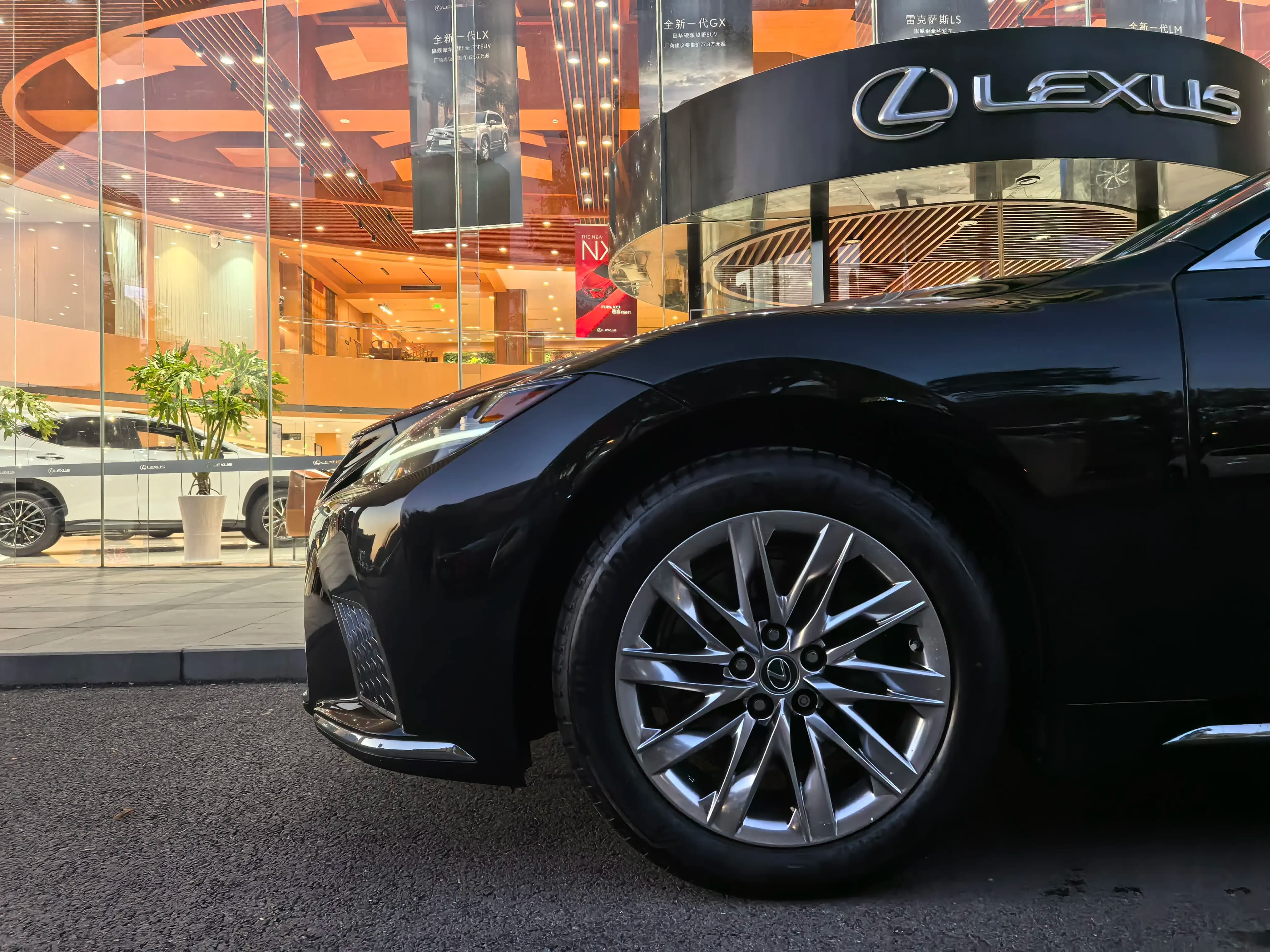 Lexus LS 2022 г. 58060 км. — фото 6