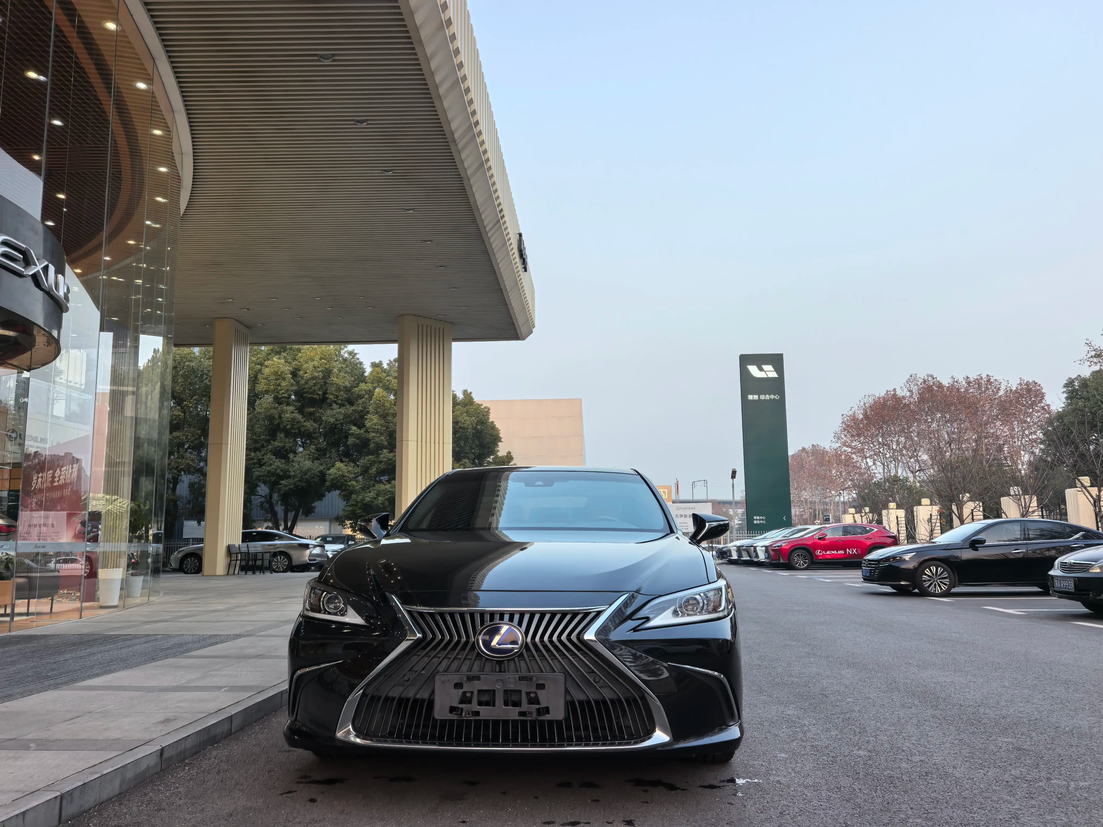 Lexus ES 2021 г. 52048 км. — фото 2