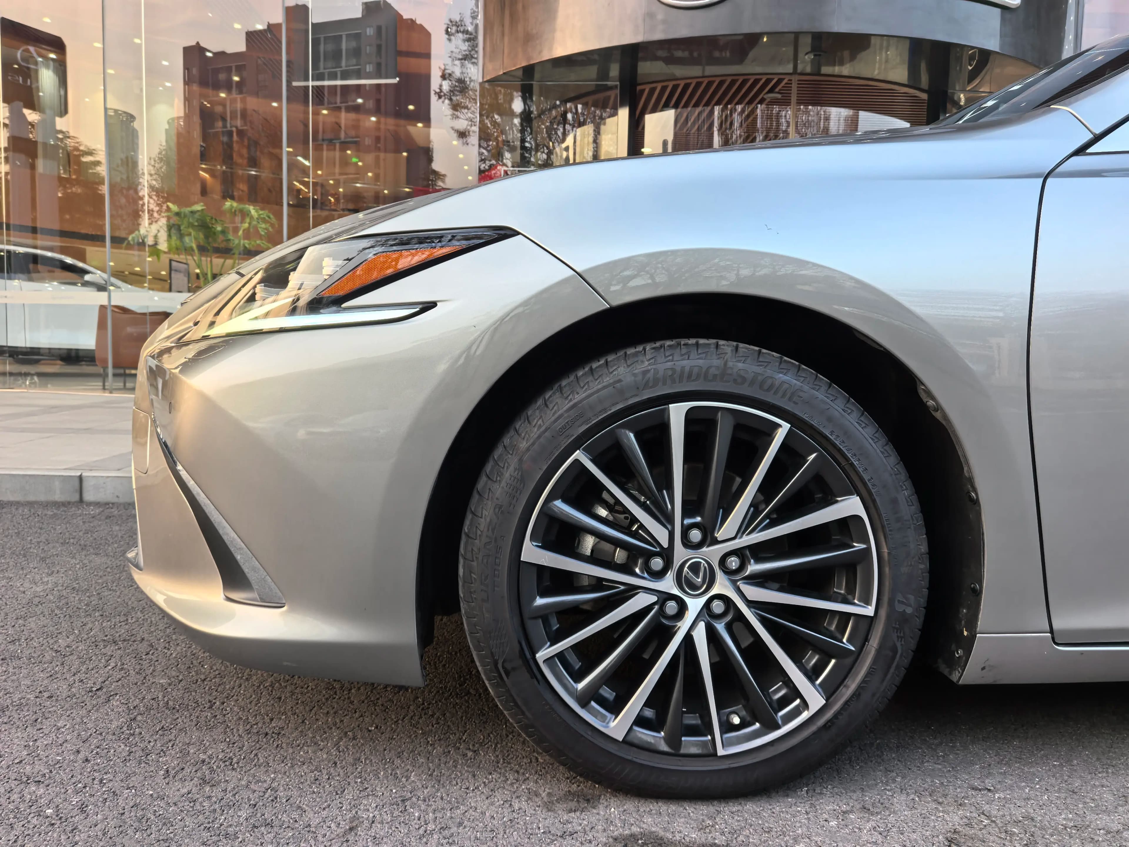 Lexus ES 2021 г. 62000 км. — фото 11