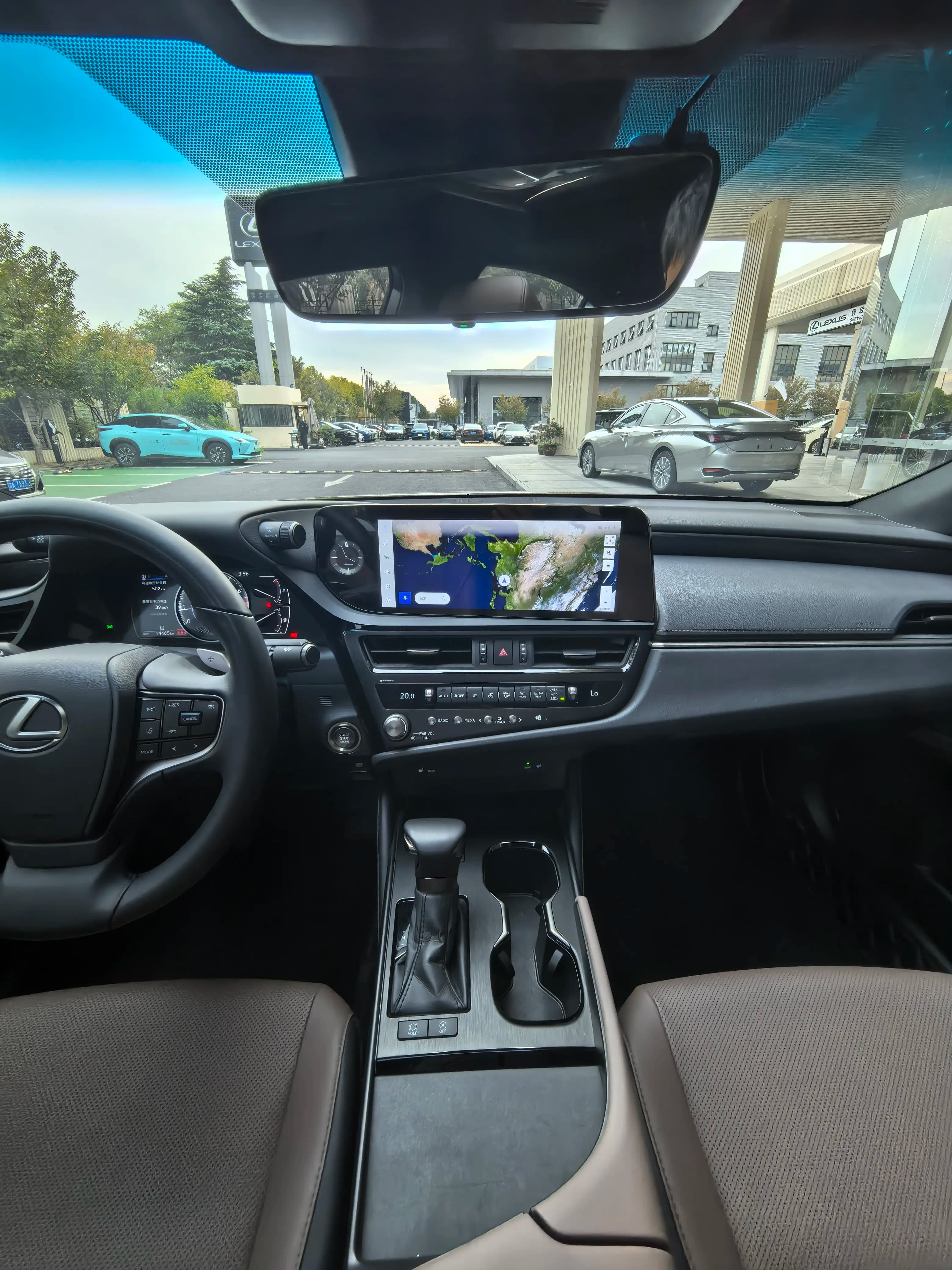 Lexus ES 2024 г. 14000 км. — фото 3