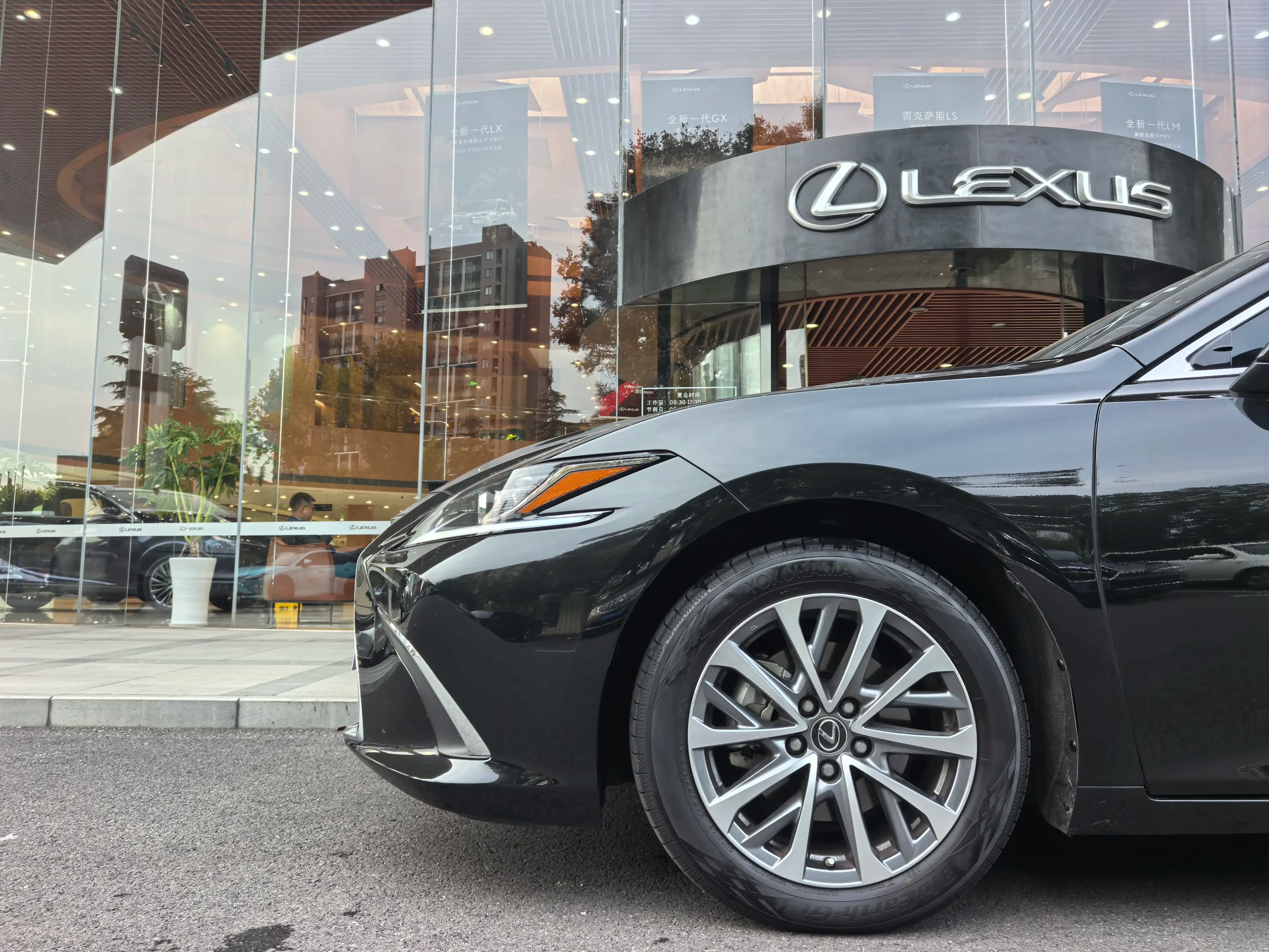 Lexus ES 2024 г. 14000 км. — фото 6