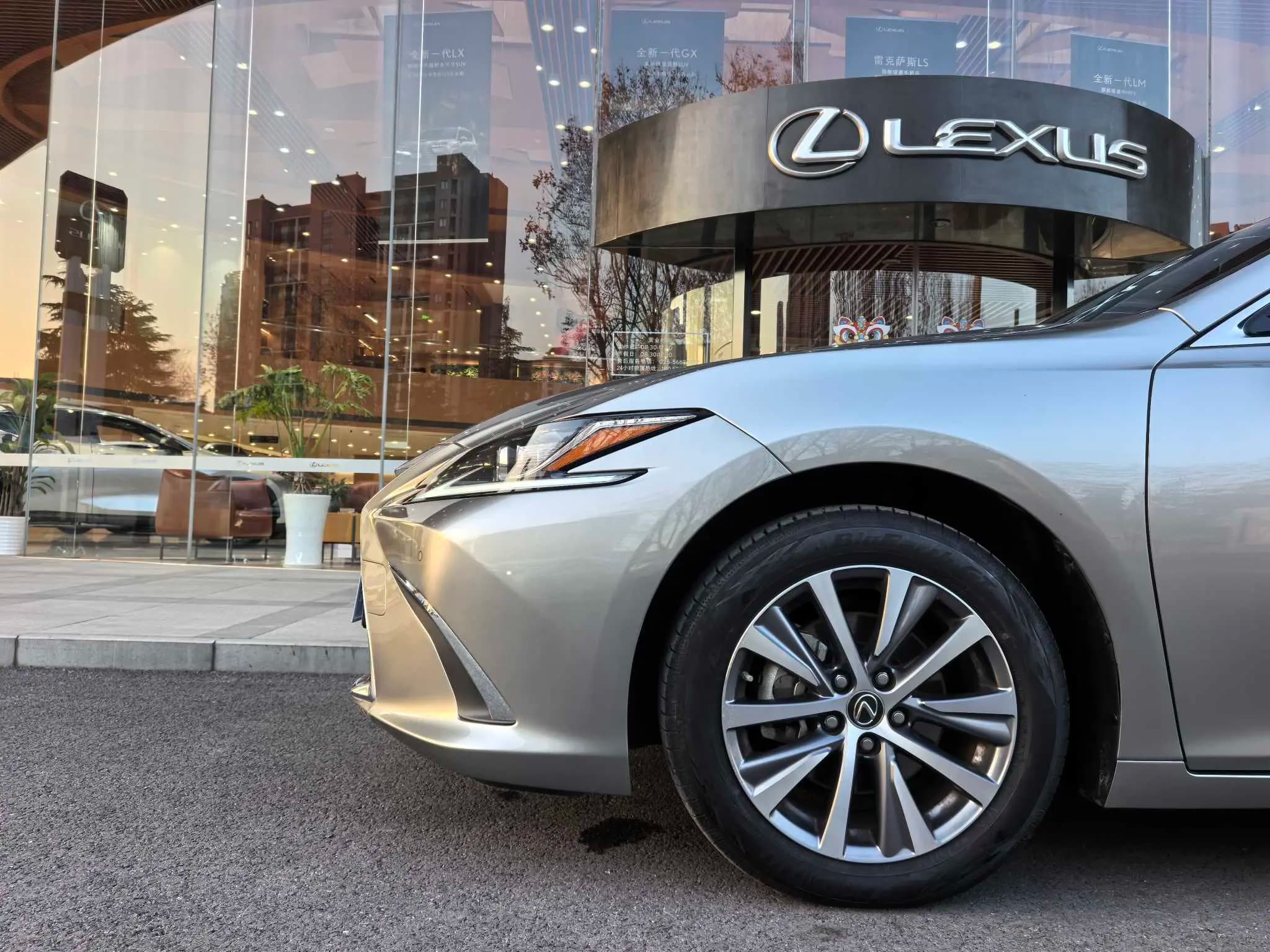 Lexus ES 2024 г. 19000 км. — фото 10