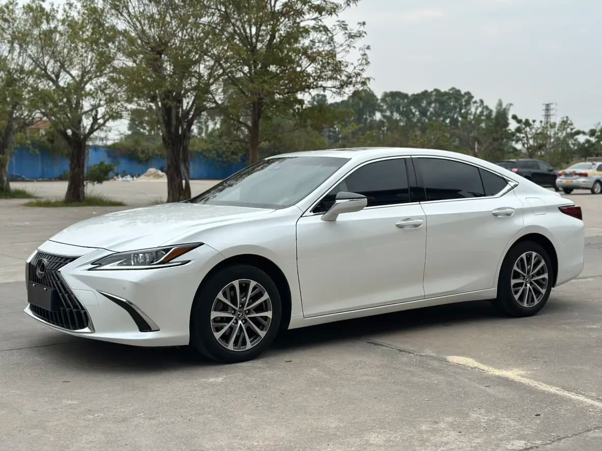 Lexus ES ES 250 2.5 AT (200 л.с.) 2022 г. 50001 км