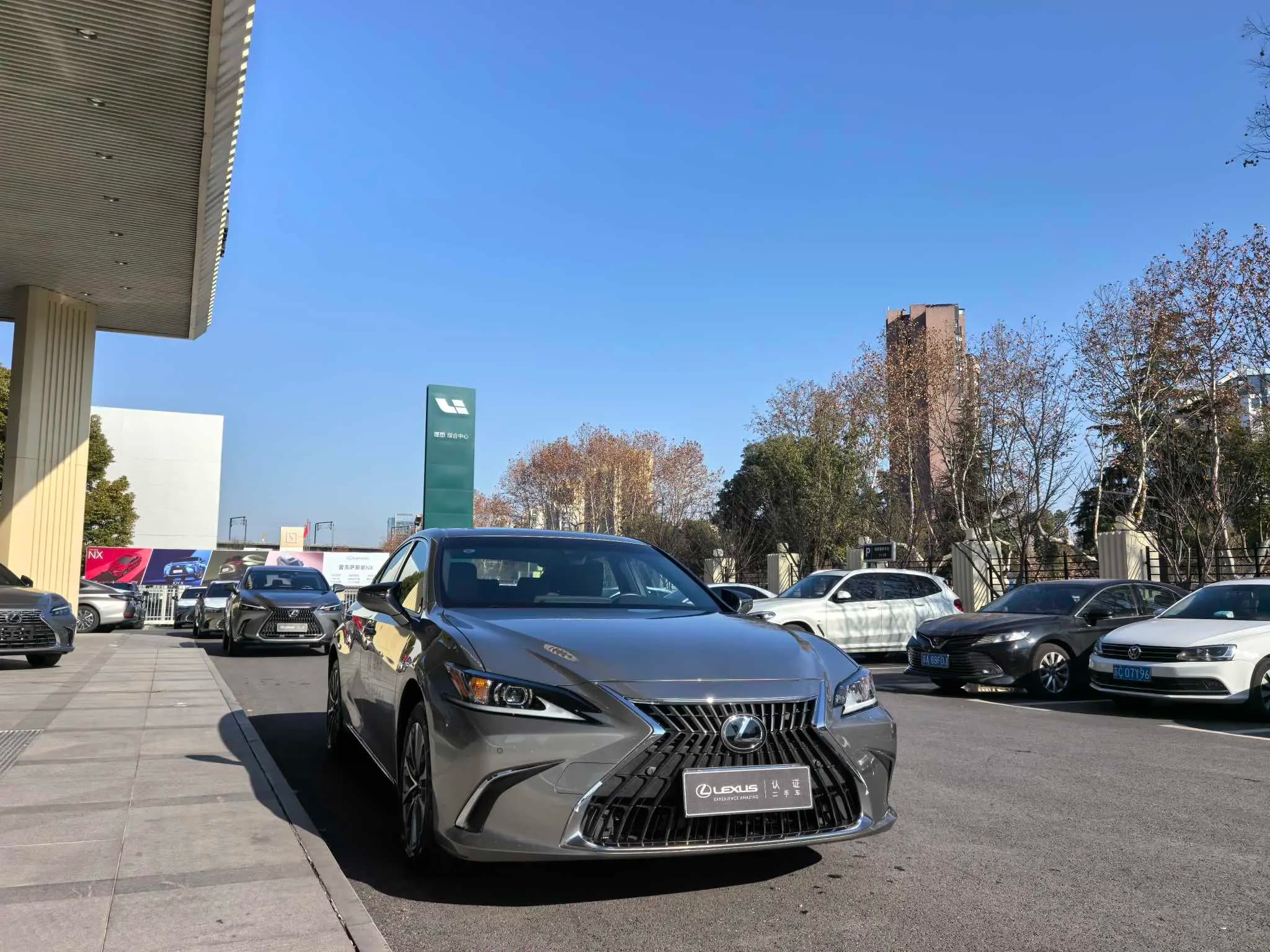 Lexus ES 2024 г. 27000 км. — фото 3