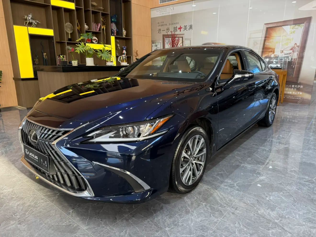 Lexus ES 2024 г. 23000 км. — фото 4