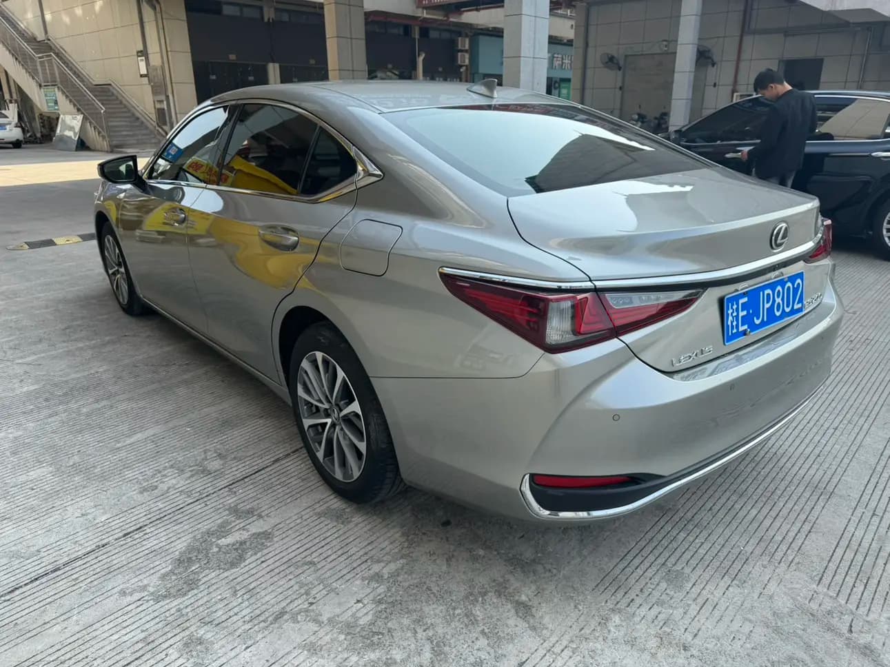 Lexus ES 2022 г. 70000 км. — фото 4