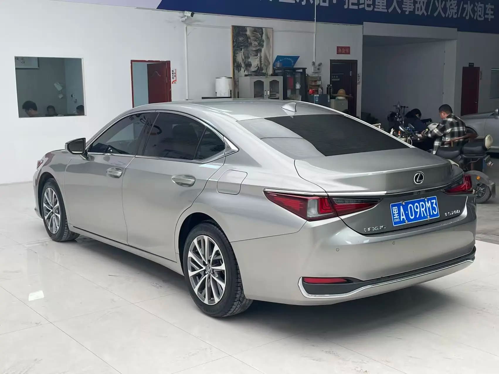 Lexus ES 2024 г. 22800 км. — фото 4