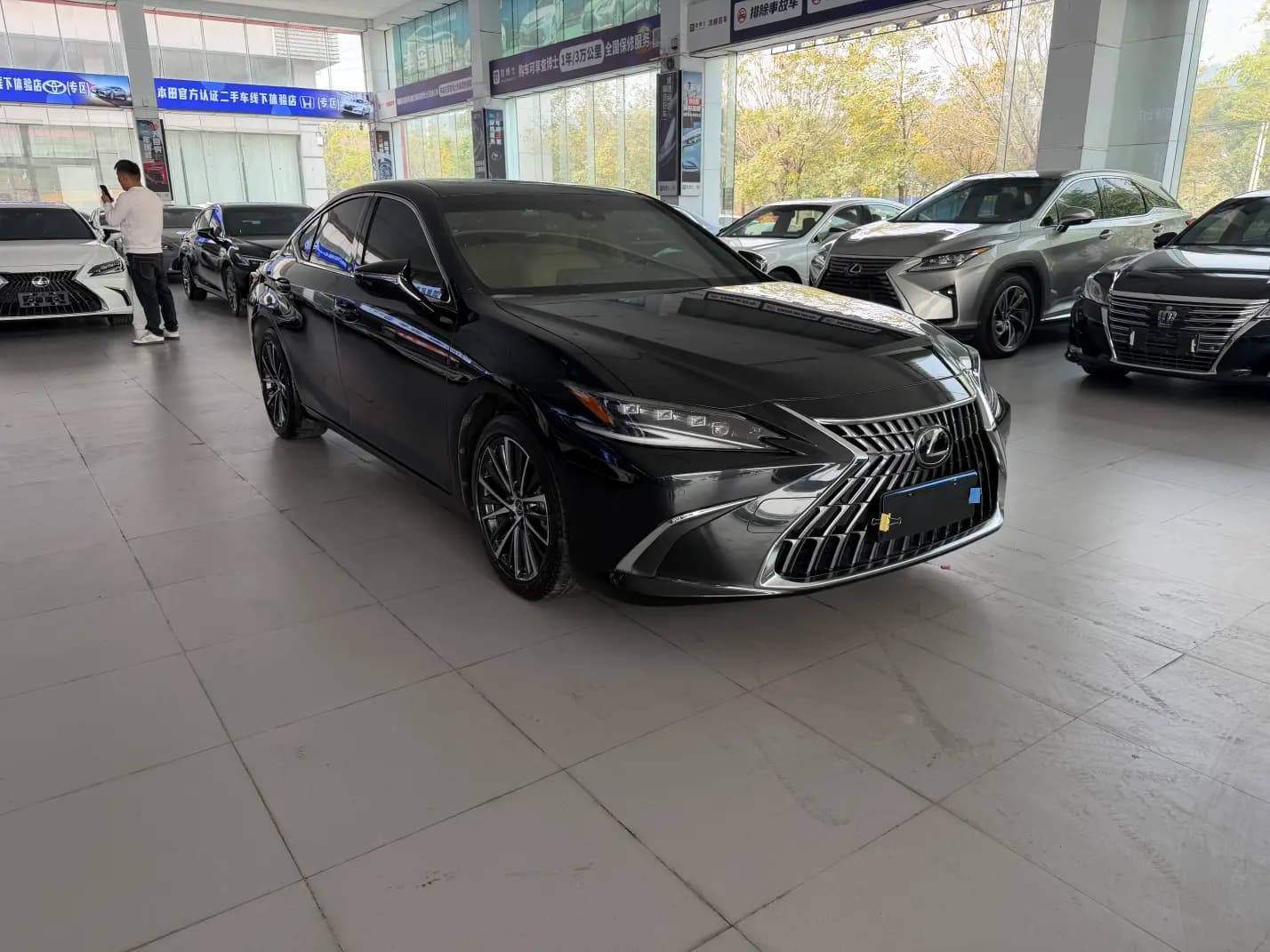 Lexus ES 2024 г. 25000 км. — фото 3