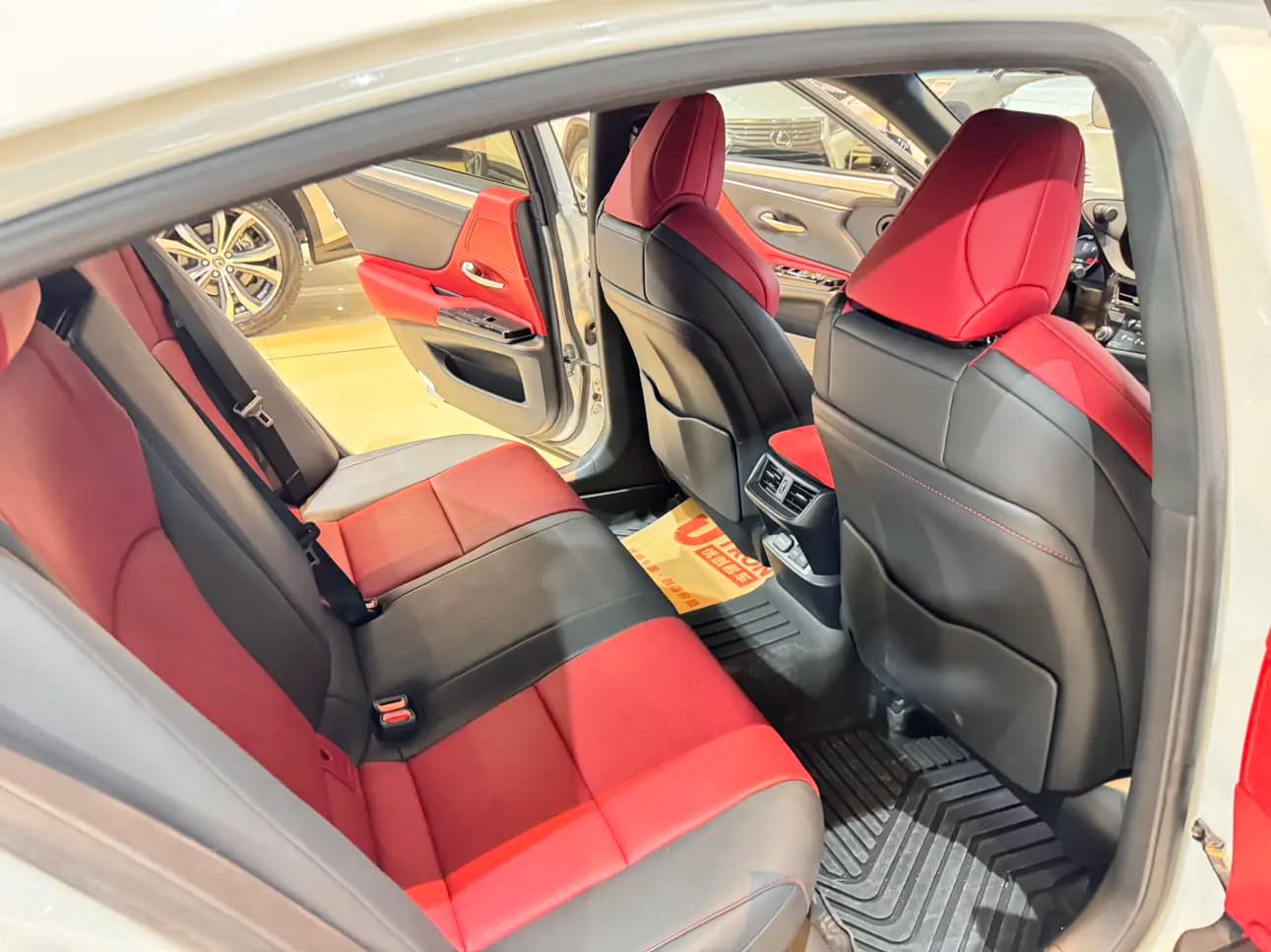 Lexus ES 2024 г. 50300 км. — фото 19