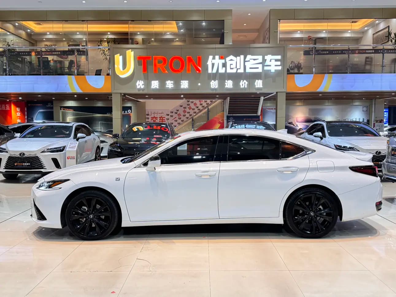 Lexus ES 2024 г. 50300 км. — фото 3