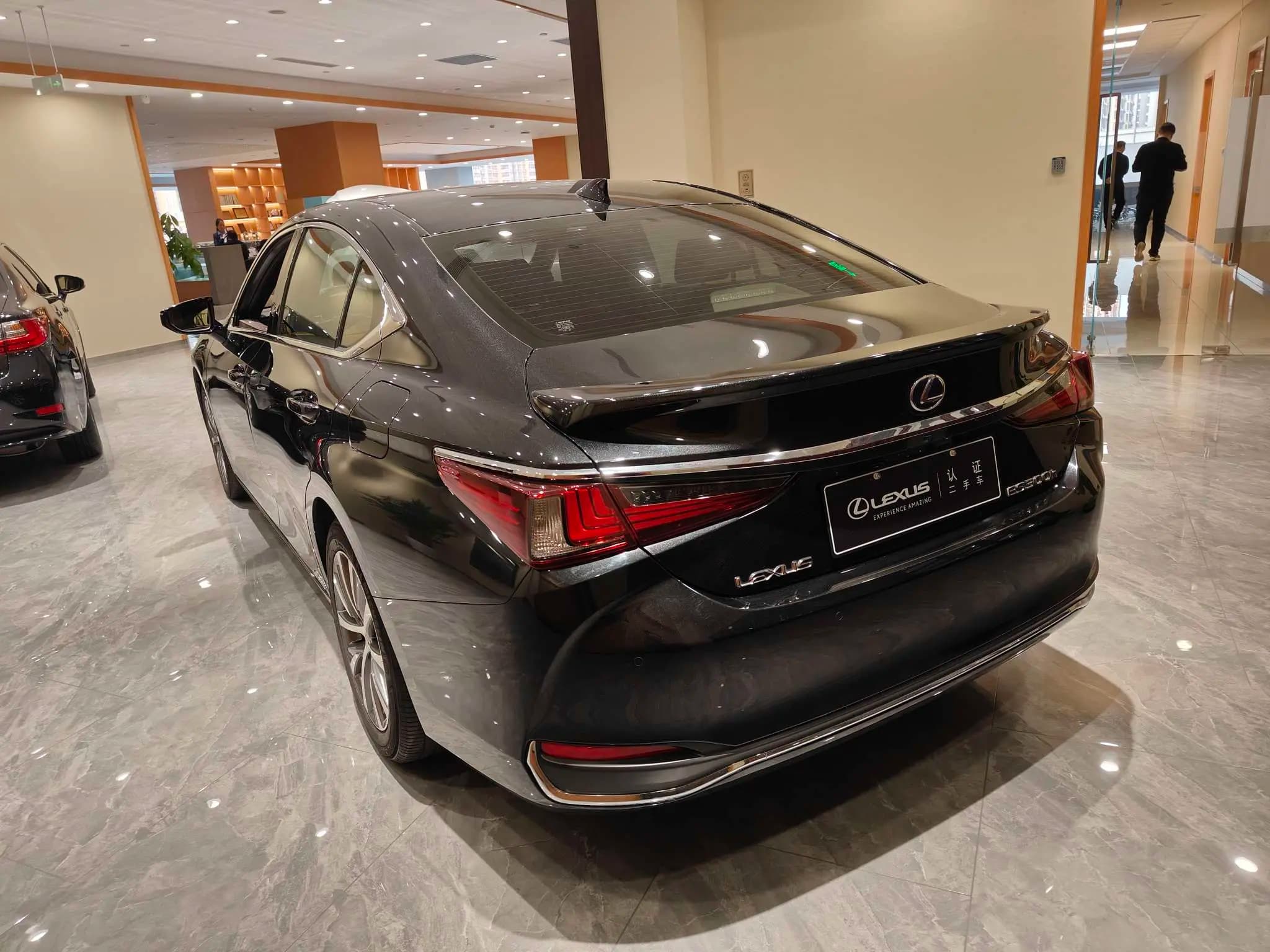 Lexus ES 2021 г. 61000 км. — фото 2