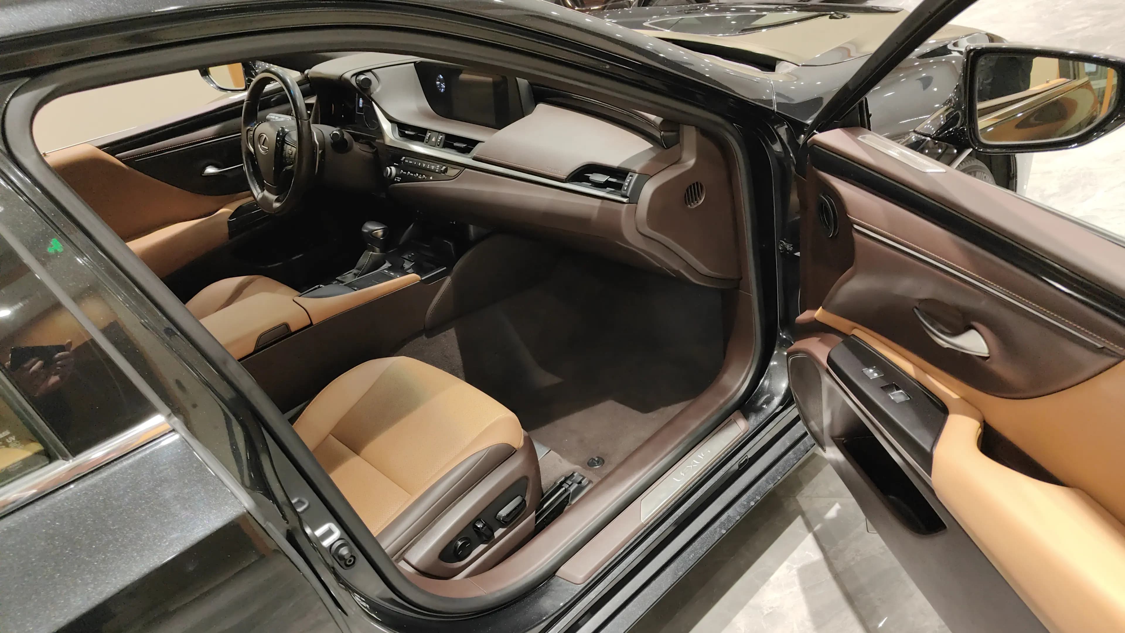 Lexus ES 2021 г. 61000 км. — фото 3