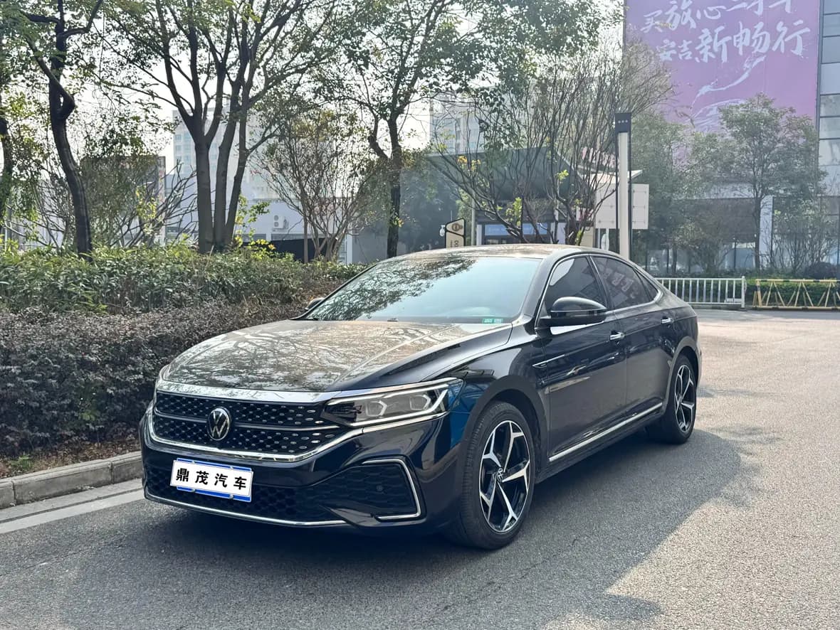Volkswagen Passat 2023 г. 37047 км.