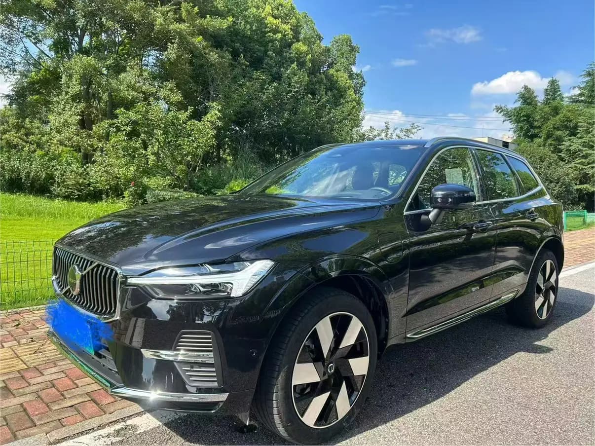 Volvo XC60 PHEV 2024 г. 5022 км.