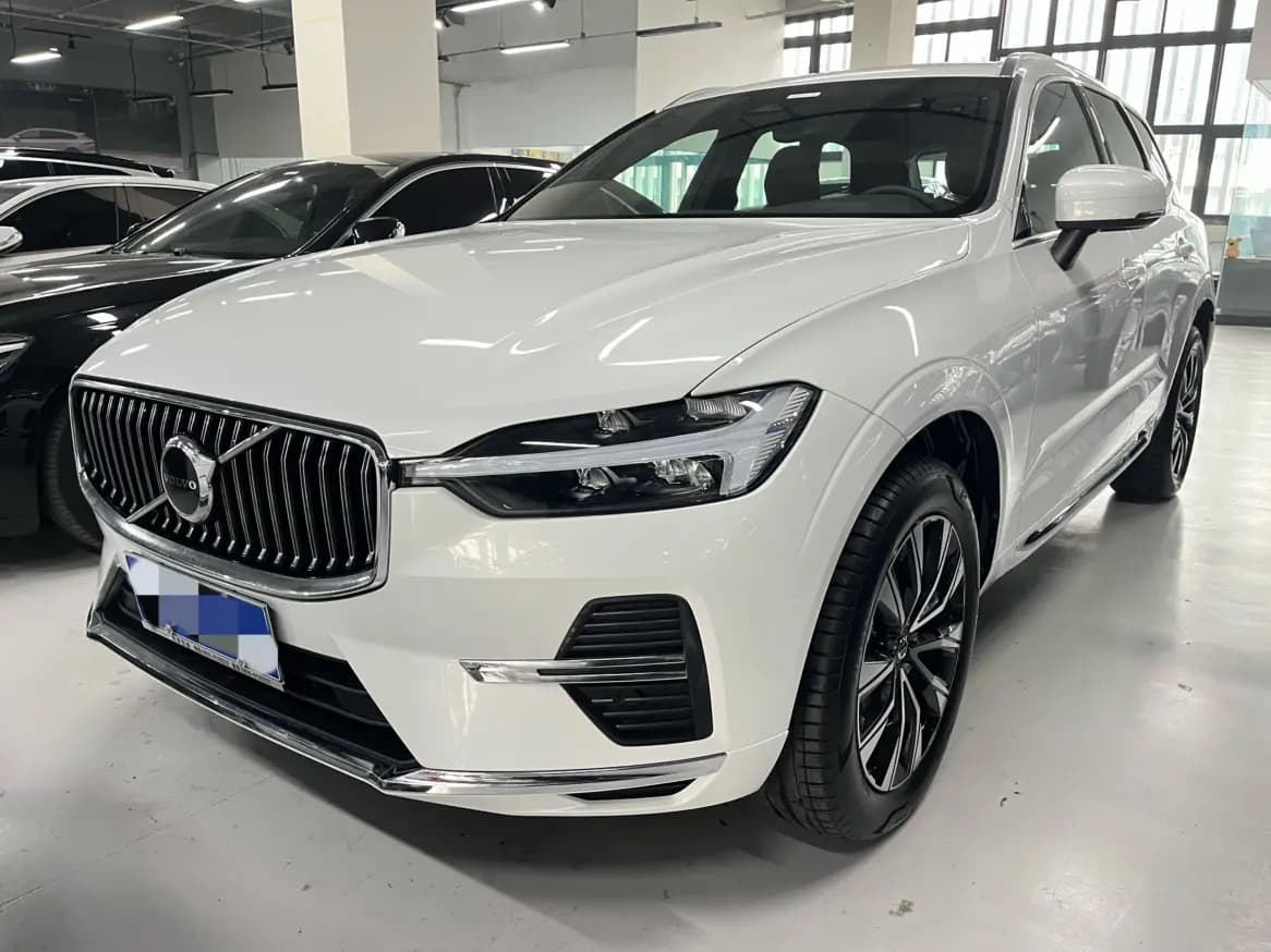 Volvo XC60 2024 г. 3027 км.