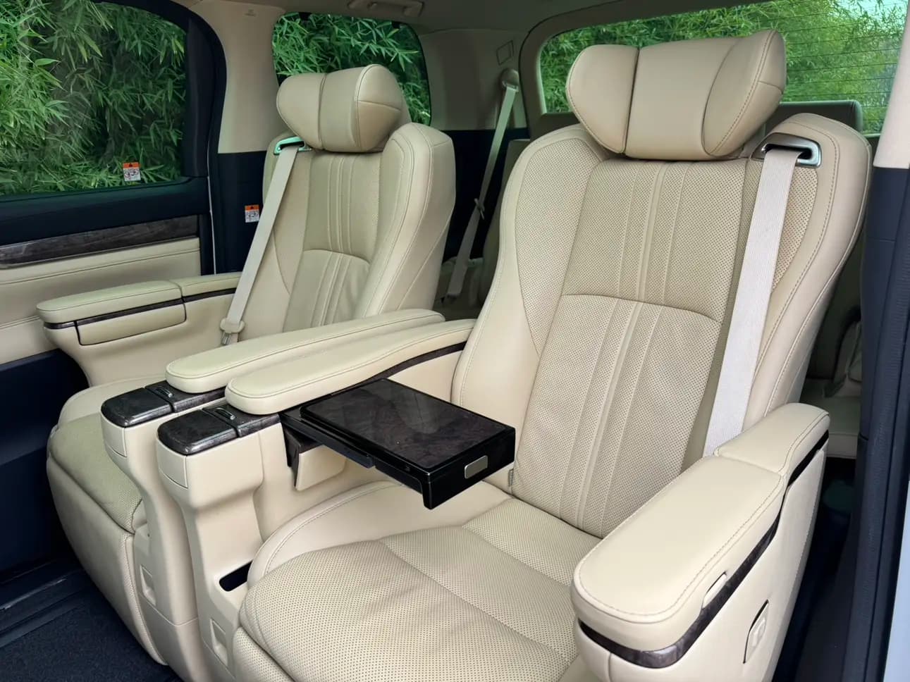 Toyota Alphard 2023 г. 47035 км. — фото 12