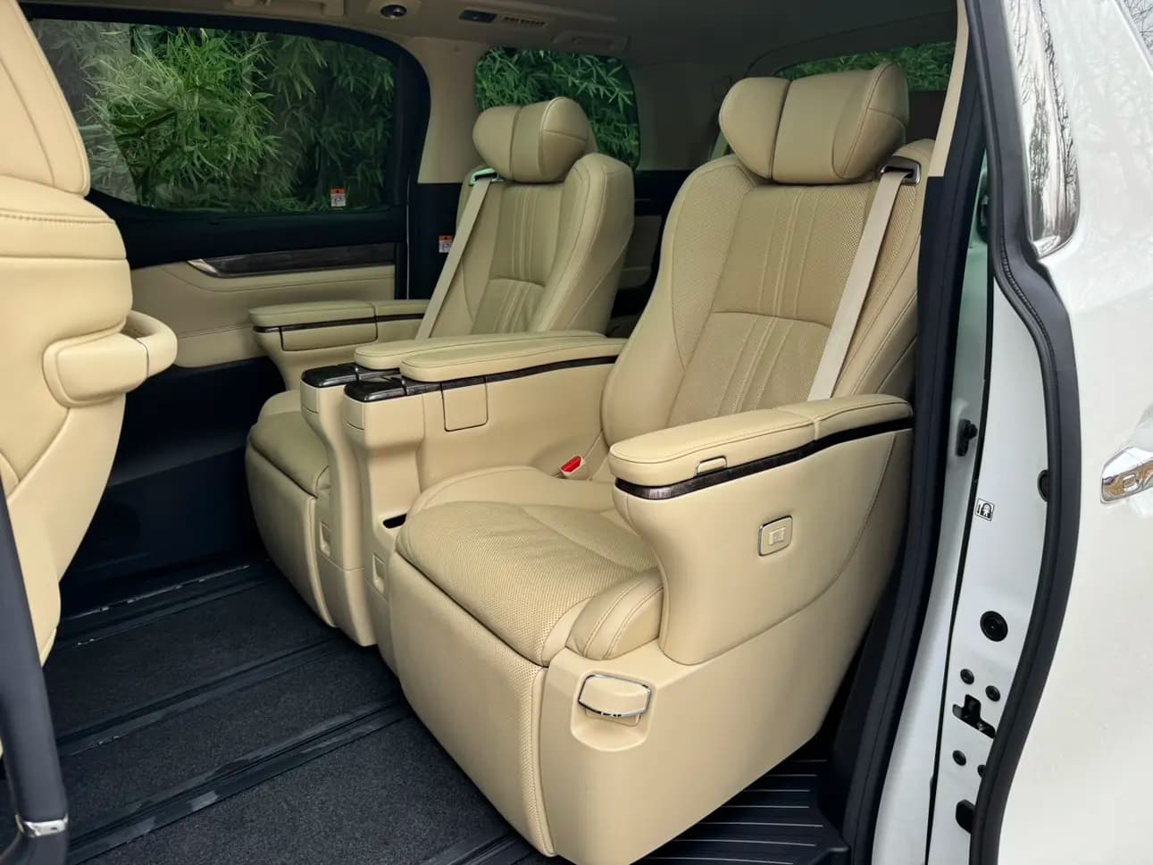 Toyota Alphard 2023 г. 47035 км. — фото 14