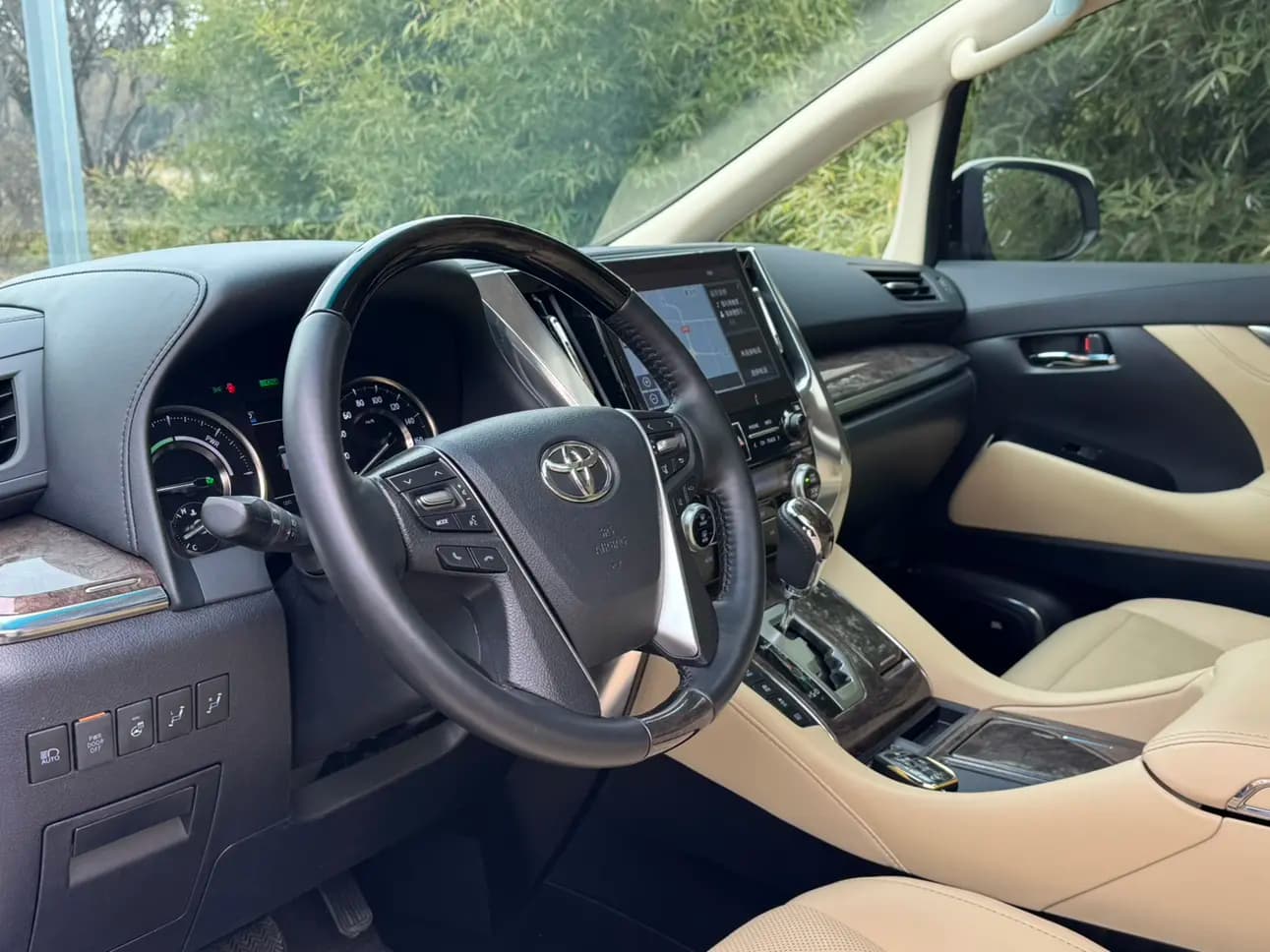 Toyota Alphard 2023 г. 47035 км. — фото 8