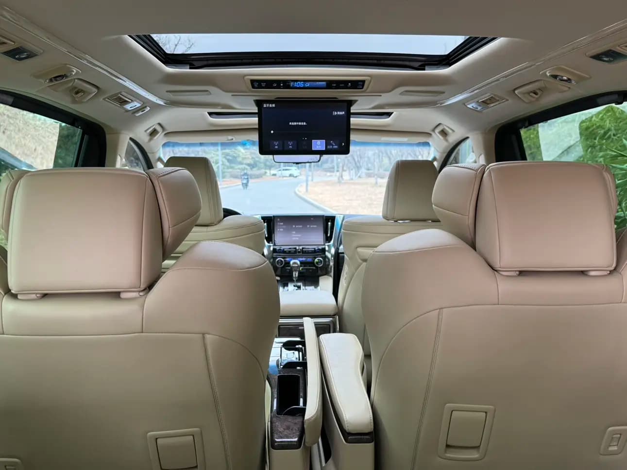 Toyota Alphard 2023 г. 47035 км. — фото 10