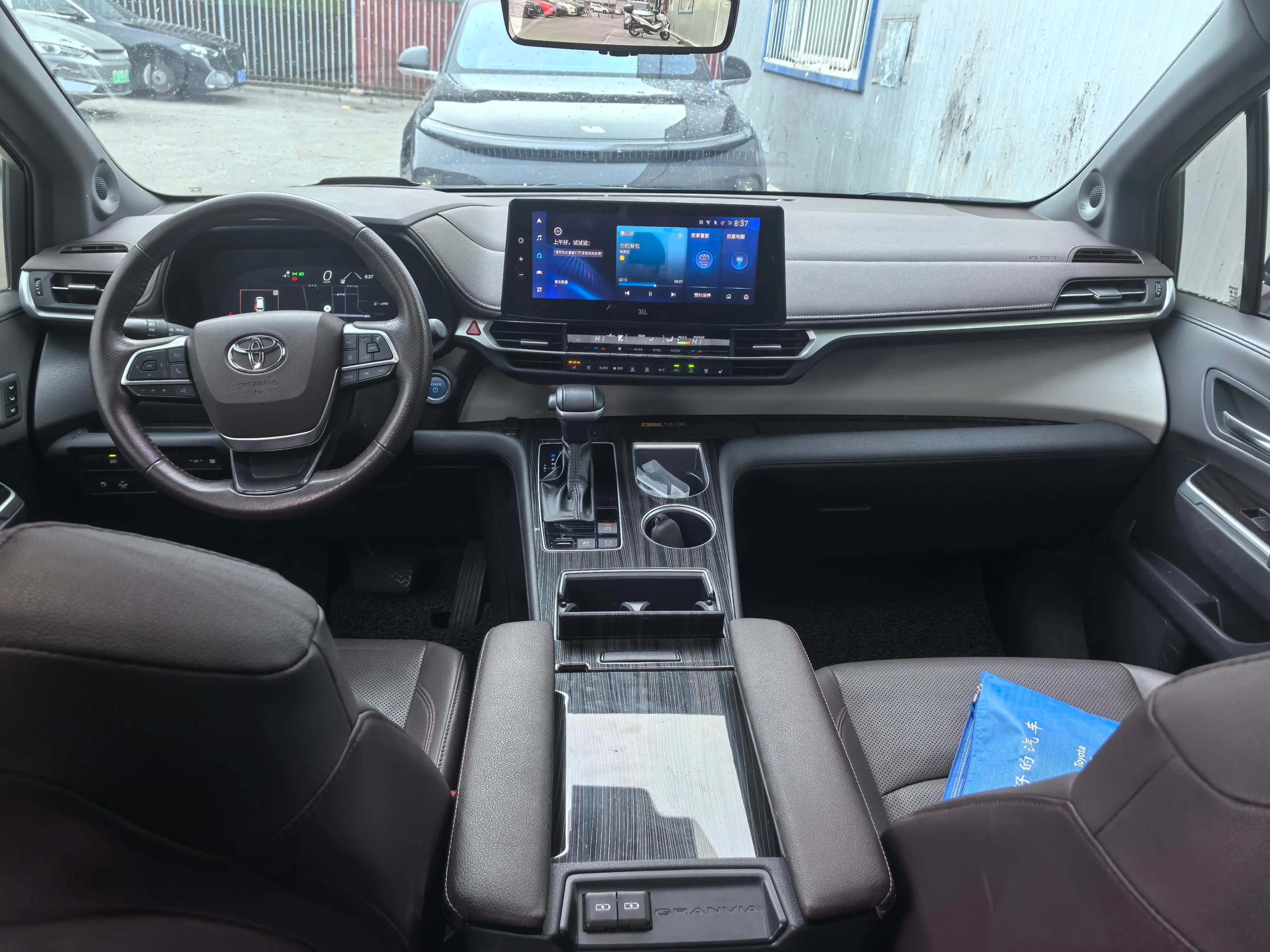 Toyota Granvia 2024 г. 62189 км. — фото 14