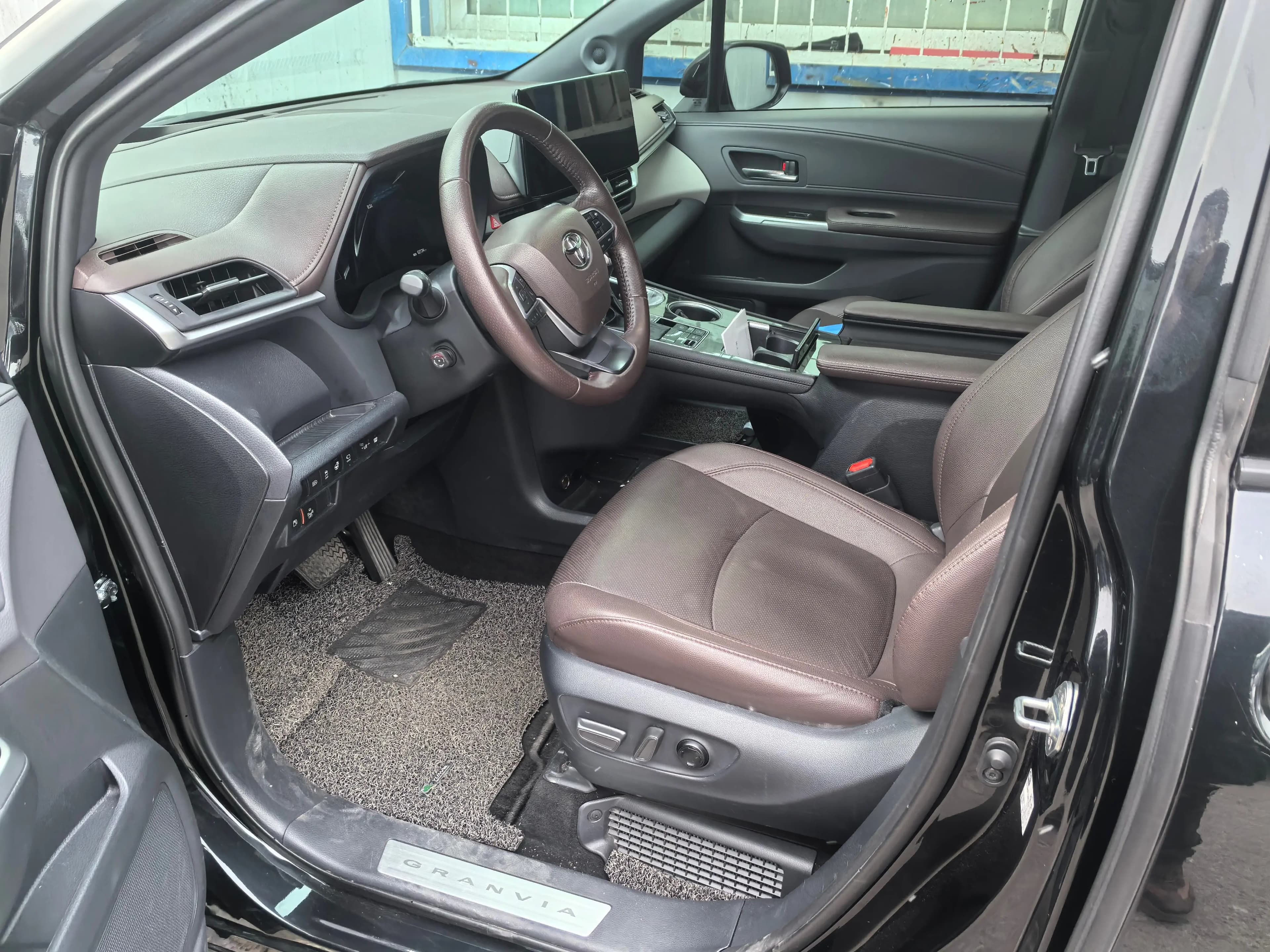 Toyota Granvia 2024 г. 62189 км. — фото 16